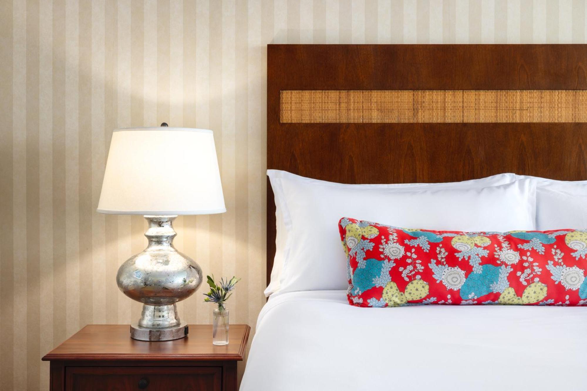 Deluxe Room - 1 King Bed,1634438933:JPEG