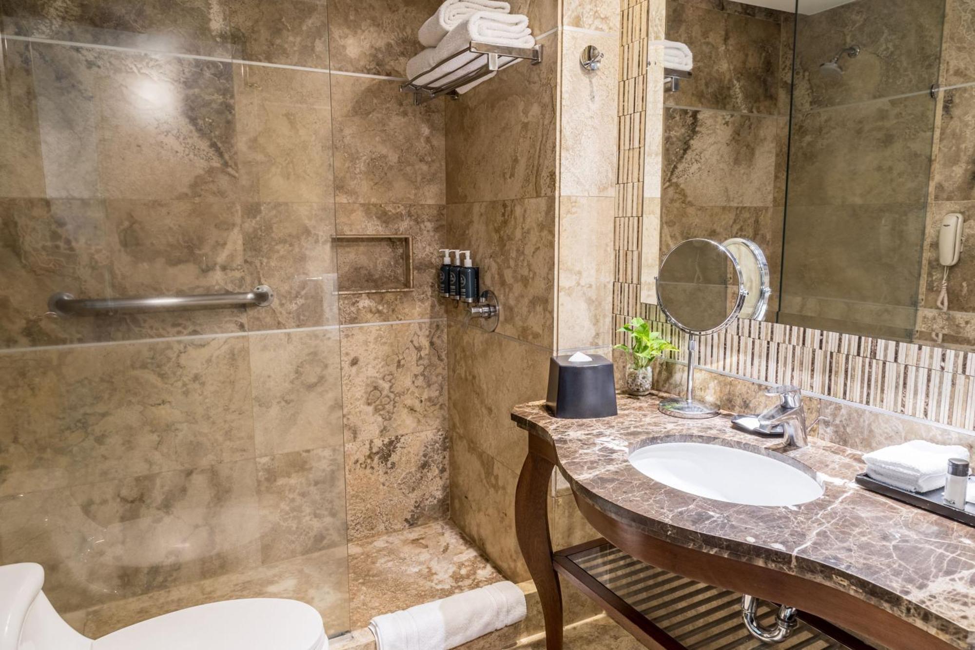 Deluxe King Room - Renovated/High Floor