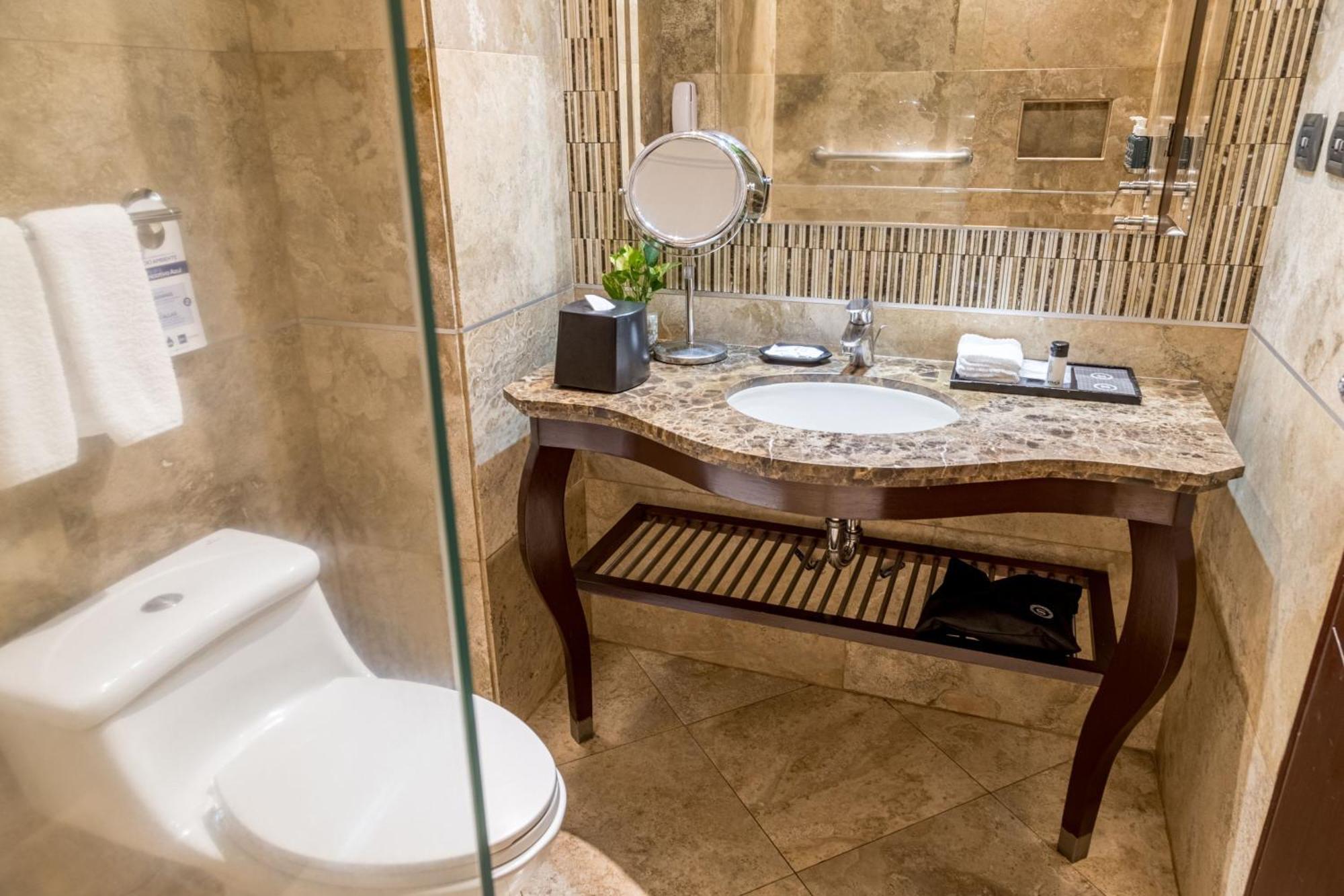 Double Room with Two Double Beds and Bathtub - Mobility Accessible