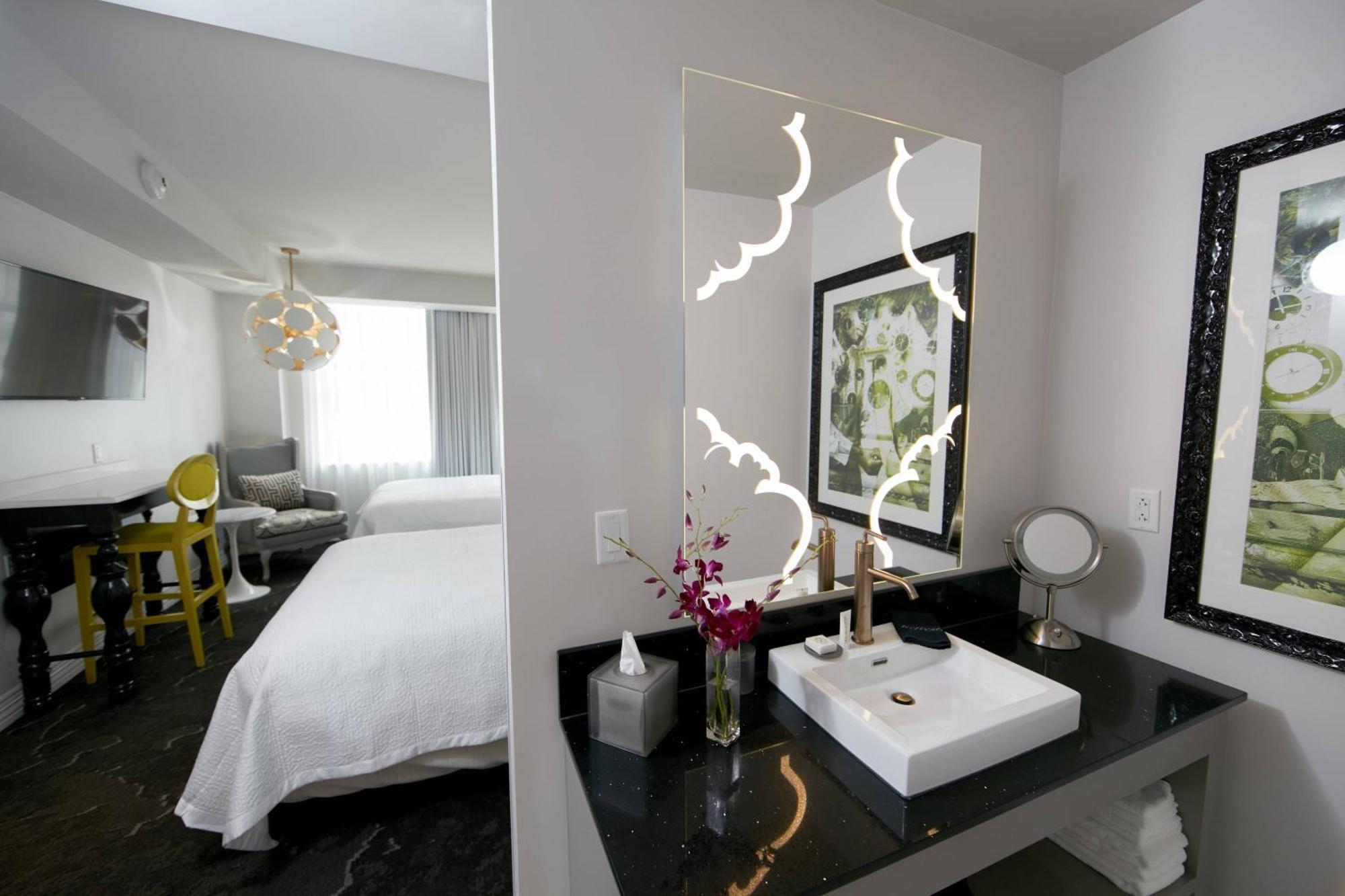 Queen Room With Two Queen Beds and City View - Hearing Accessible