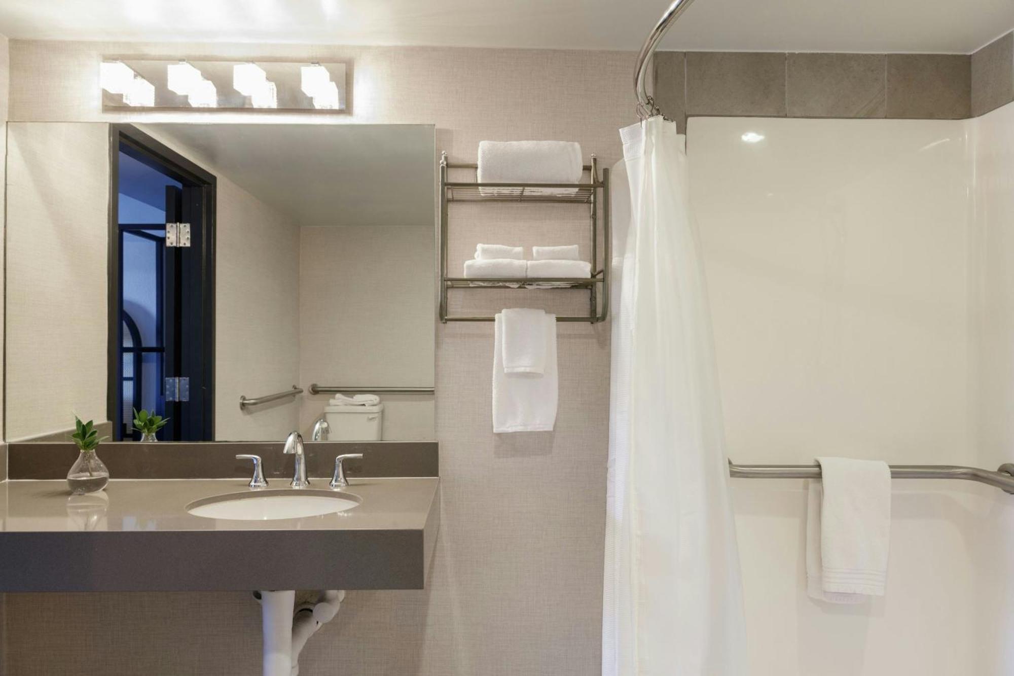 Luxury One-Bedroom King Suite with Concierge Lounge Access,1632209456:JPEG