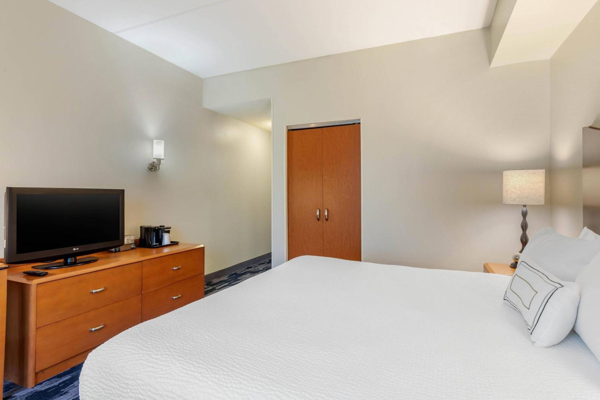 King Room with Bathtub - Mobility Access/Hearing Accessible
