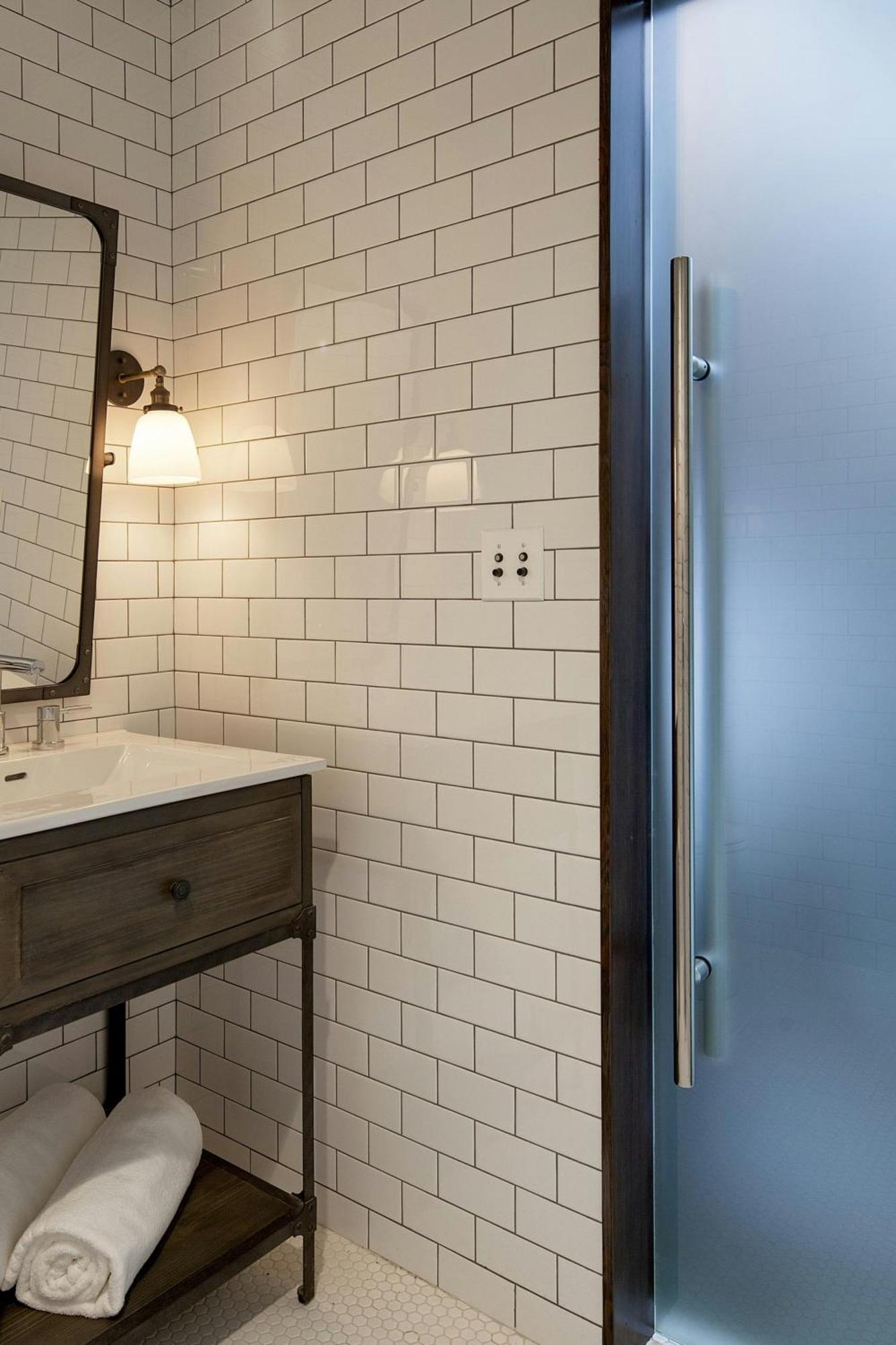 PETITE QUEEN - 135 SQF, Guest room,1633694052:JPEG