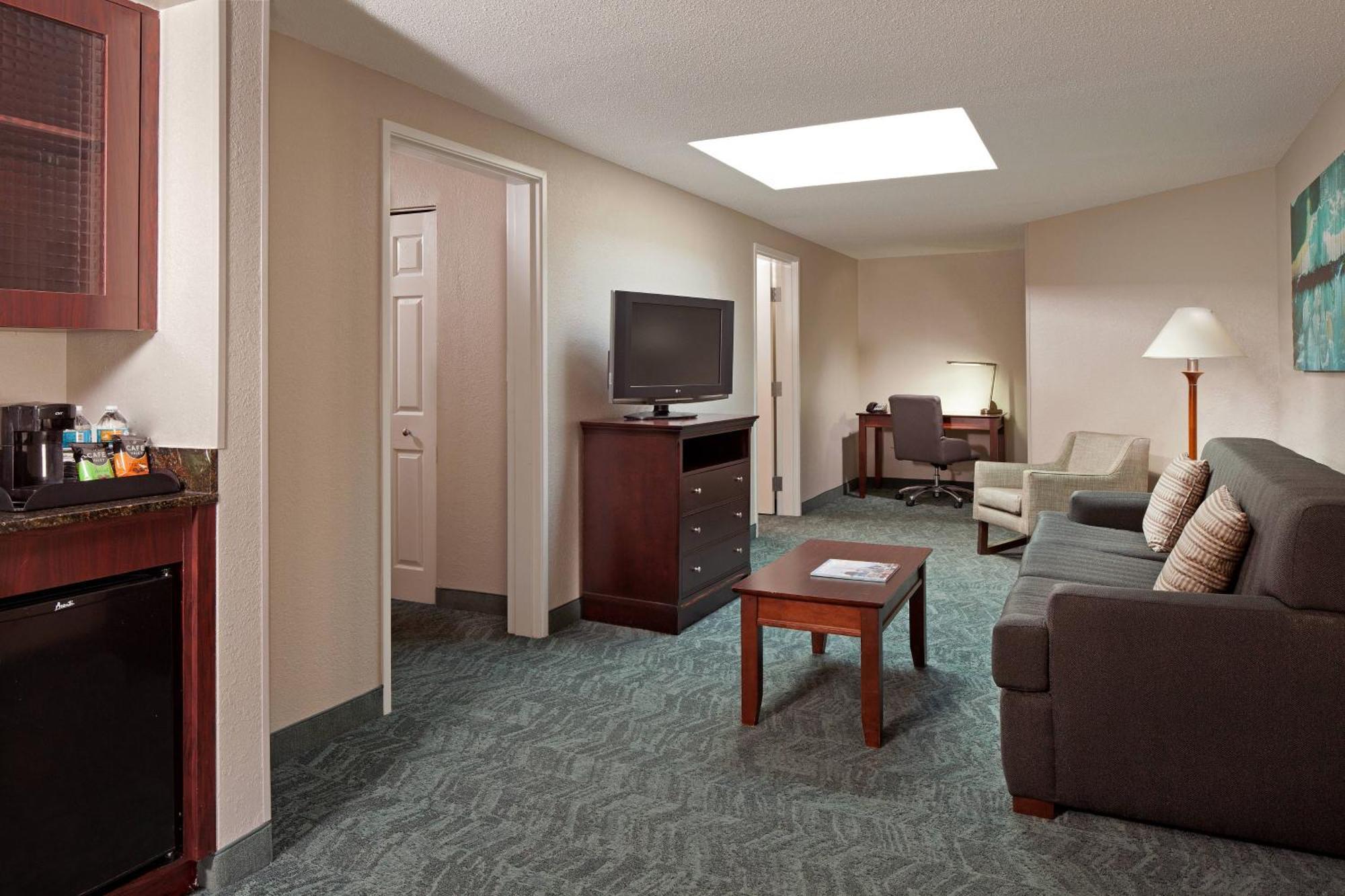 Two-Bedroom Suite Two King Beds High Floor Roll Shower Mobility Access or Hearing Accessible,1634416491:JPEG