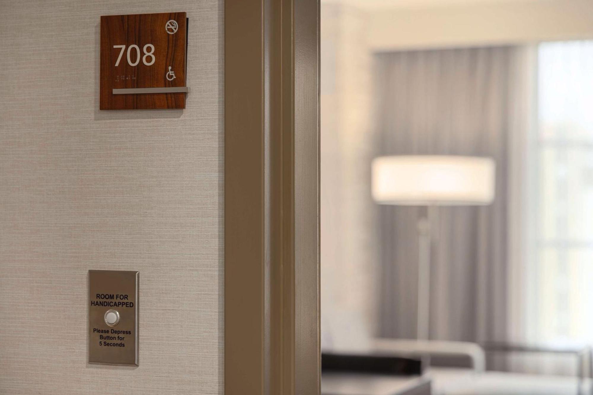 One-Bedroom King Suite - Hearing Access,1636757450:JPEG