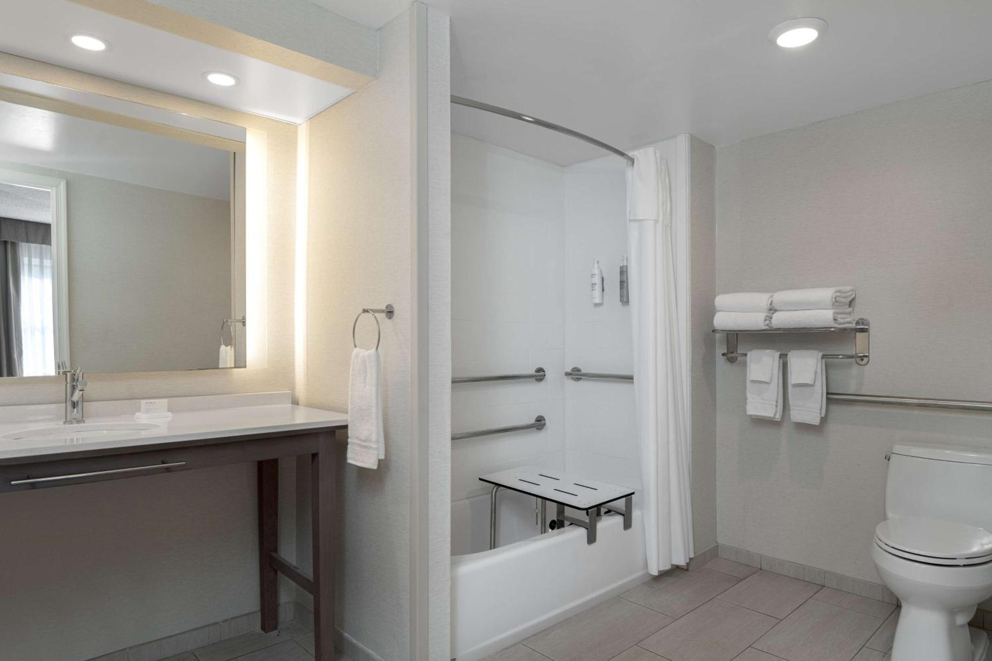 Queen Suite with Tub - Mobility Access/Non-Smoking,1638479202:JPEG