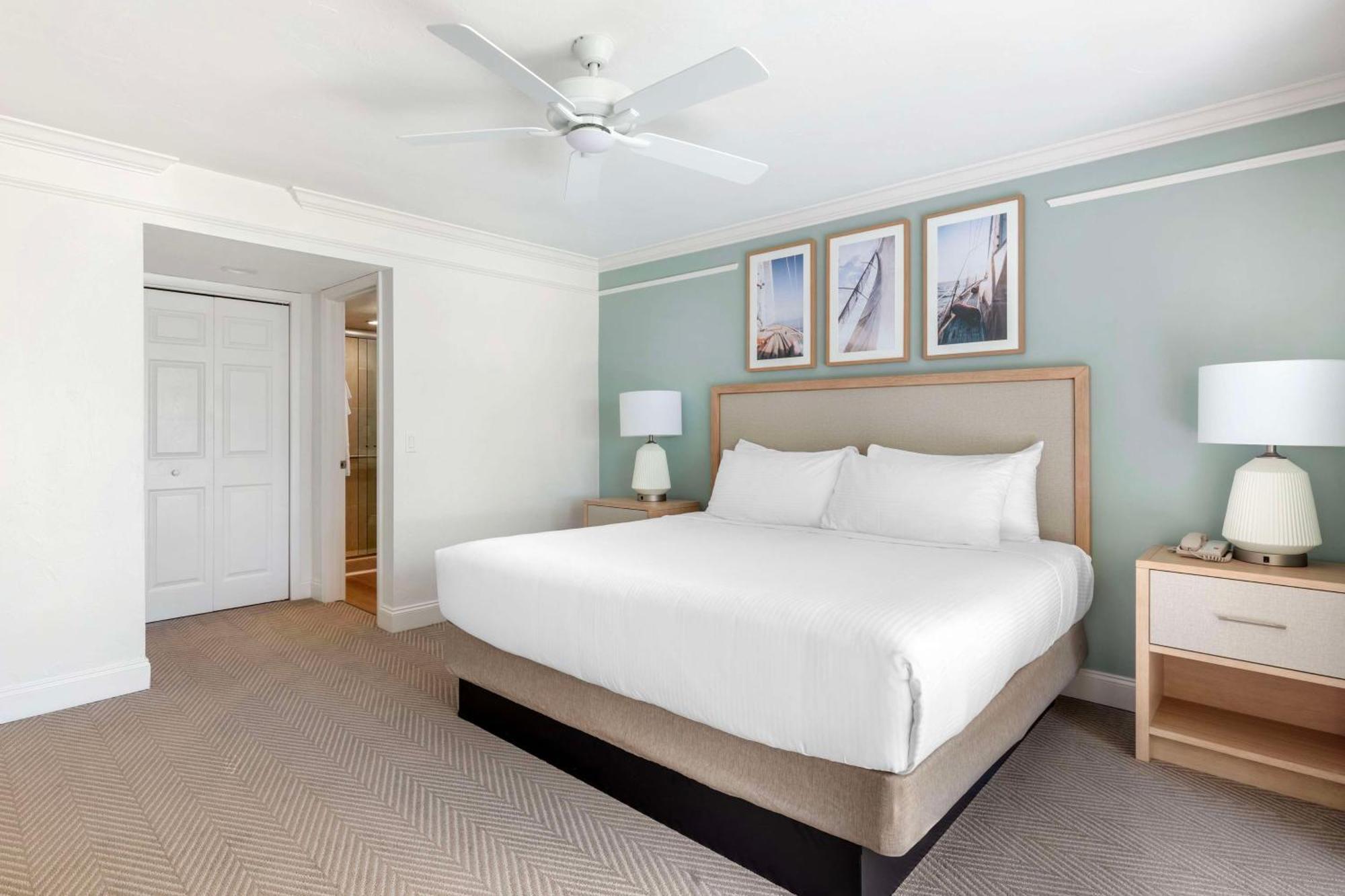 Two-Bedroom Suite One King Bed Two Twin Beds Hearing Accessible,1641723475:JPEG