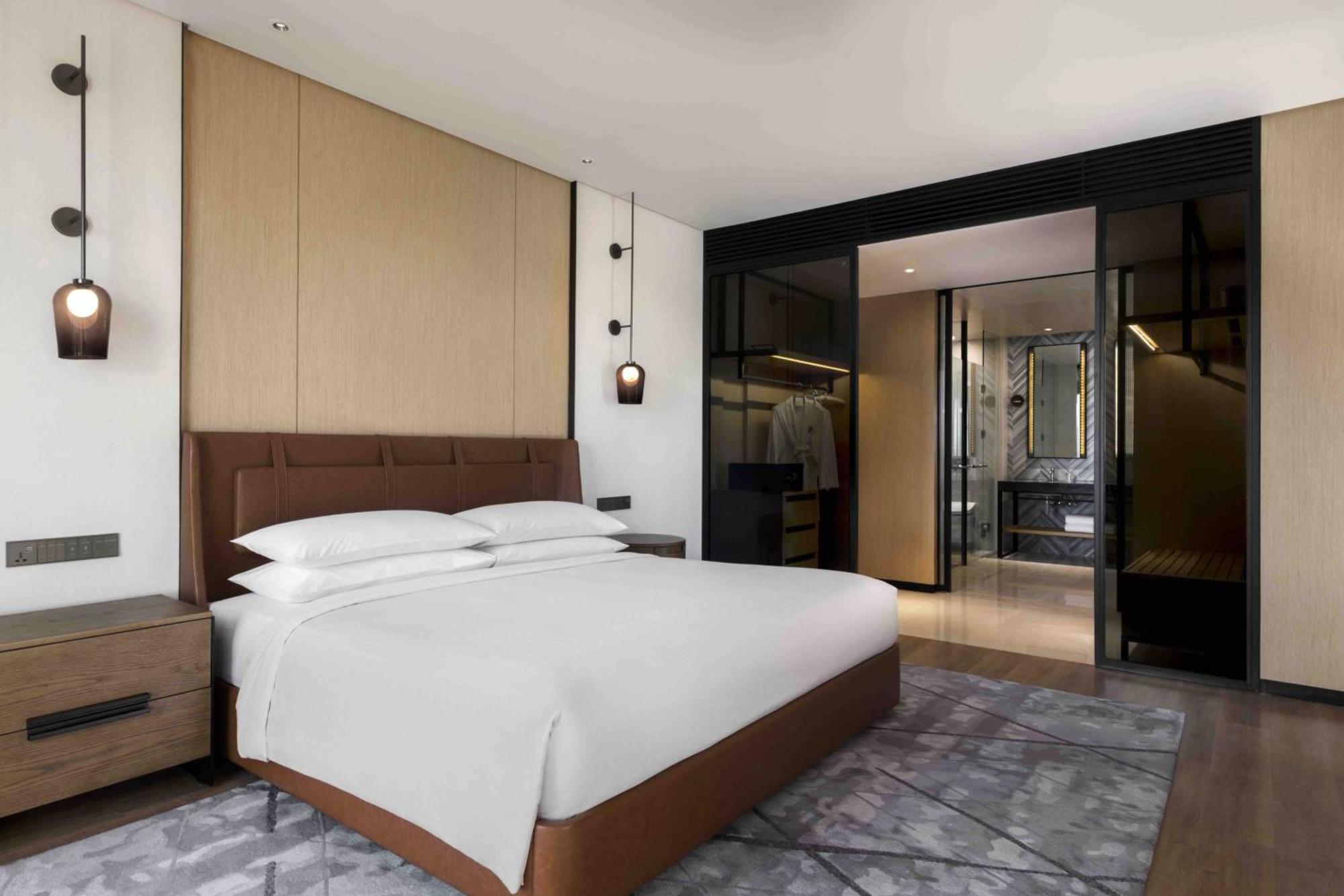 Junior Suite, 1 Bedroom Suite, 1 King, City view