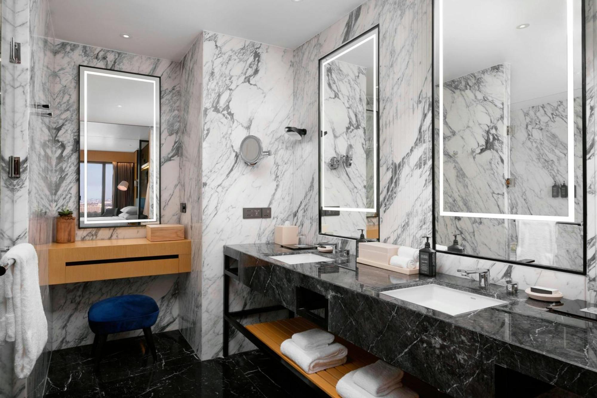 Executive Suite, 1 Bedroom Suite, 1 King, City view