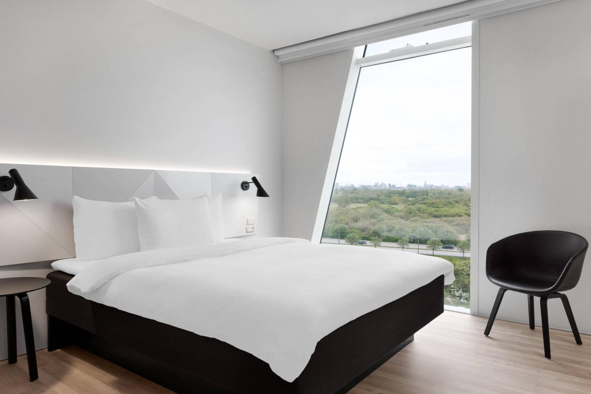 Deluxe Queen, Larger Guest room, 1 Queen,1644412486:JPEG