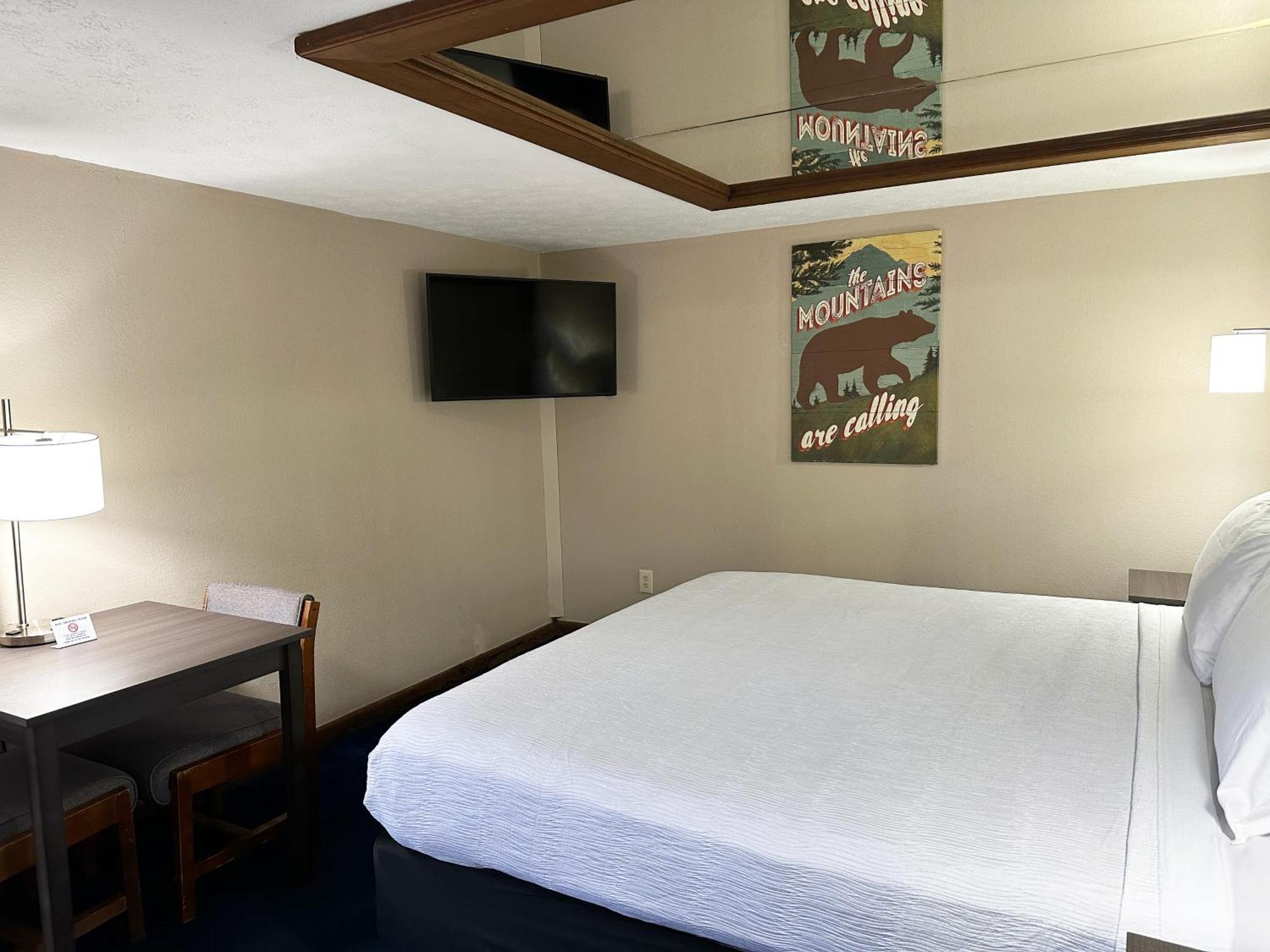 Queen Suite with Spa Bath - No Pets
