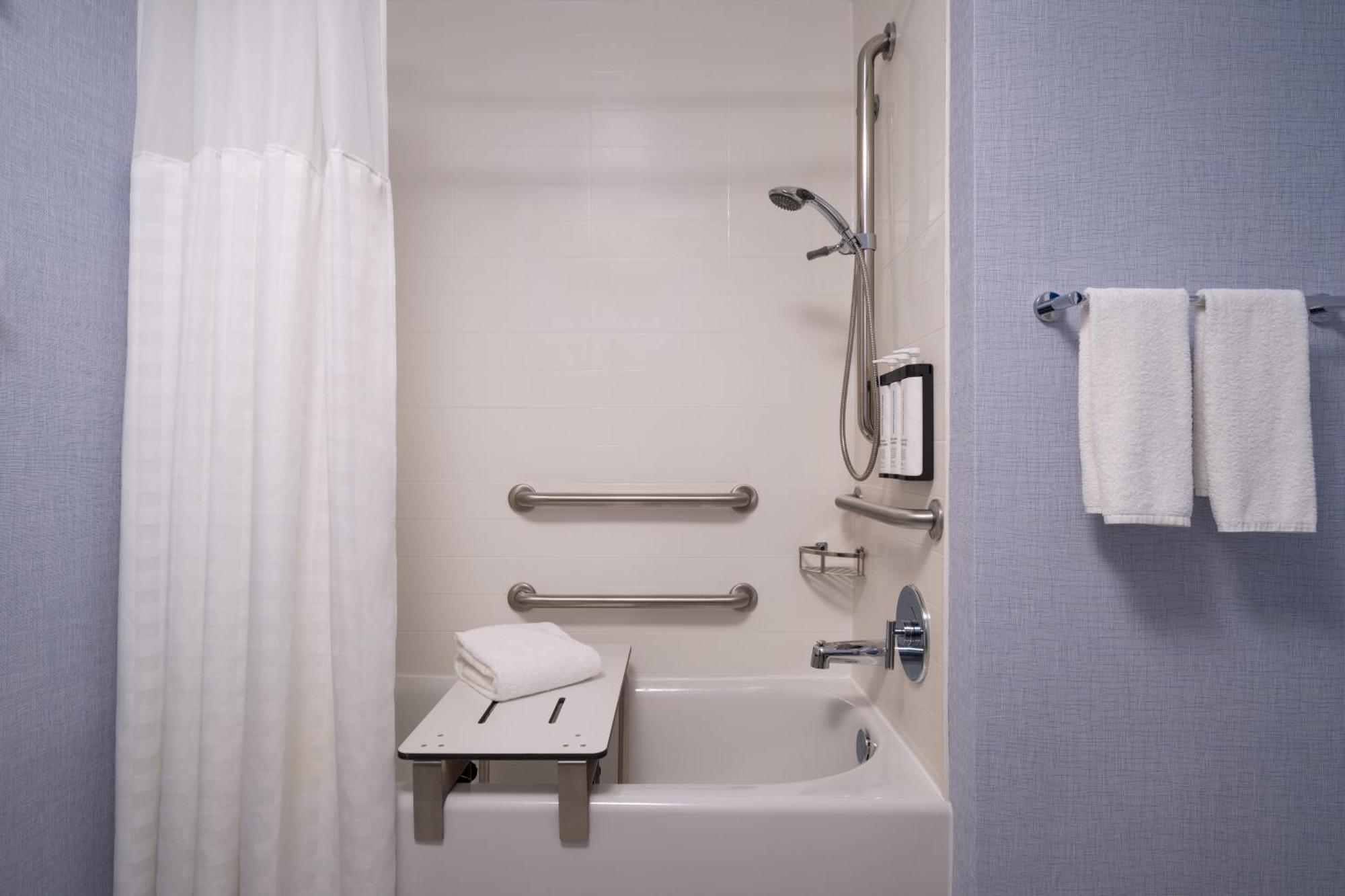 King Room with Sofa Bed and Roll-In Shower - Disability Access,1646349539:JPEG