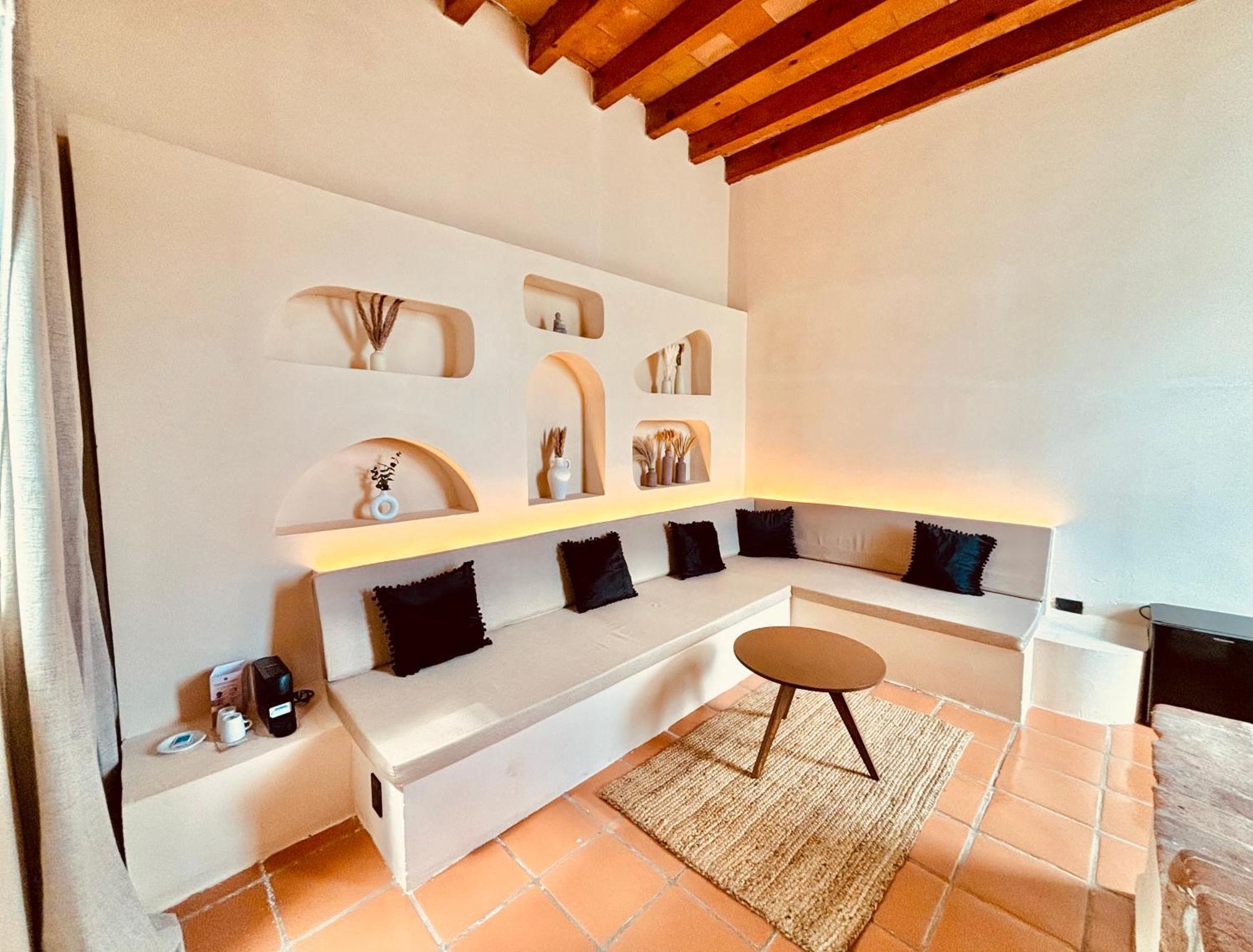 Deluxe Room,1649955076:JPEG