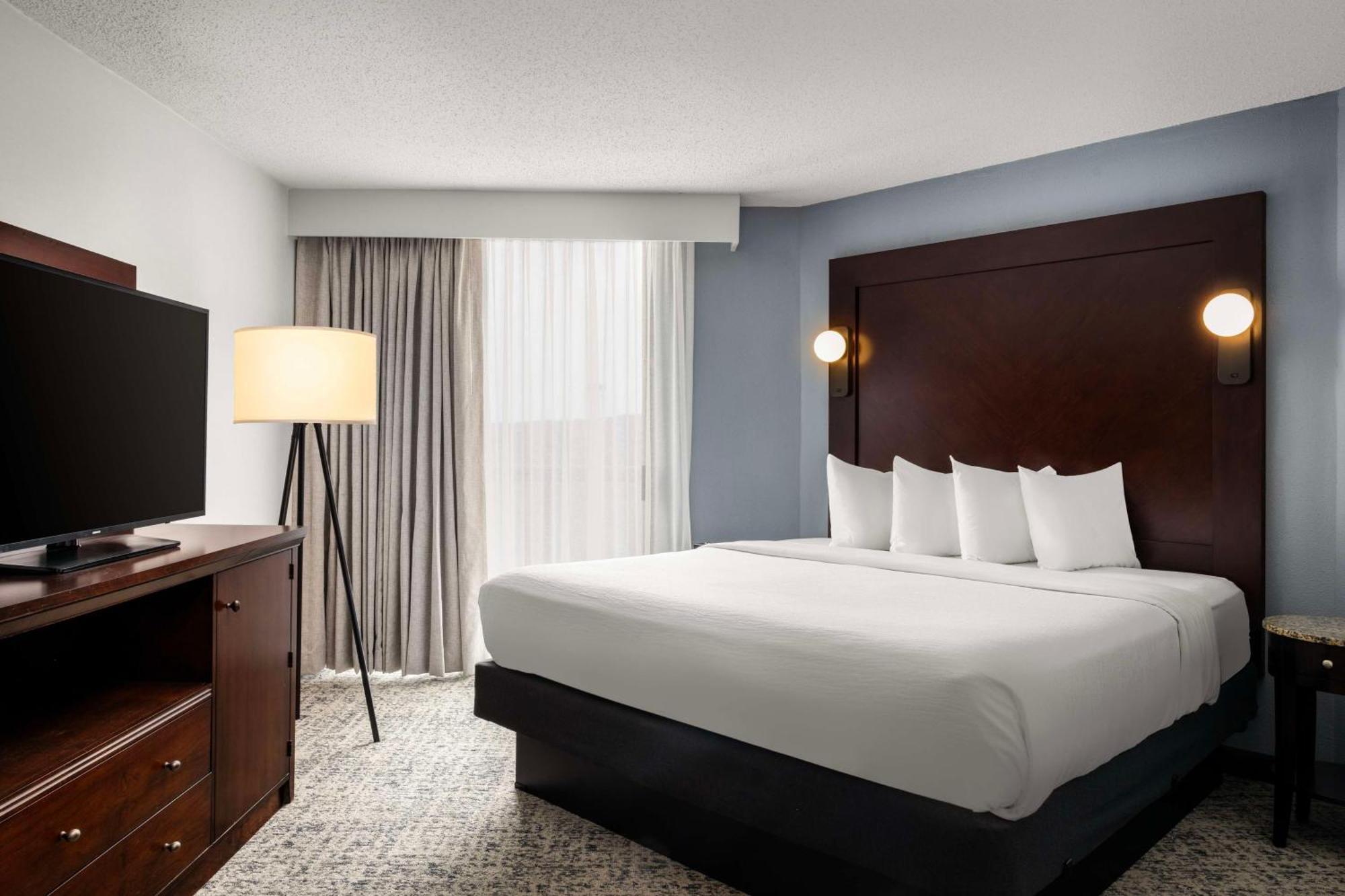 Two-Room King Suite - Non-Smoking,1651174974:JPEG