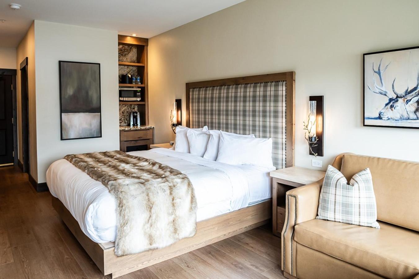 King Room with Lake View - Ground Floor