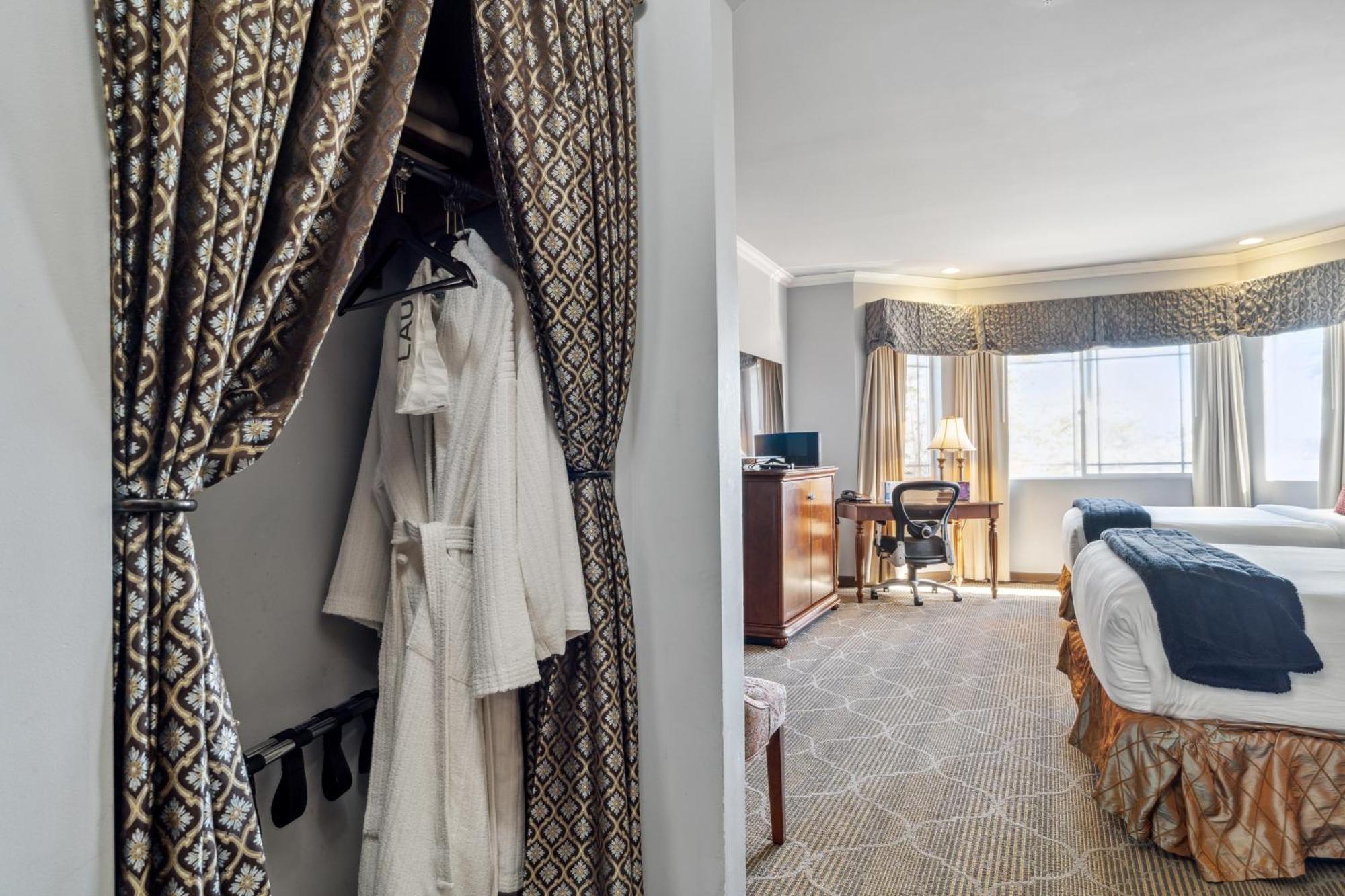 Queen Suite with Two Queen Beds - Non Smoking,1654254776:JPEG