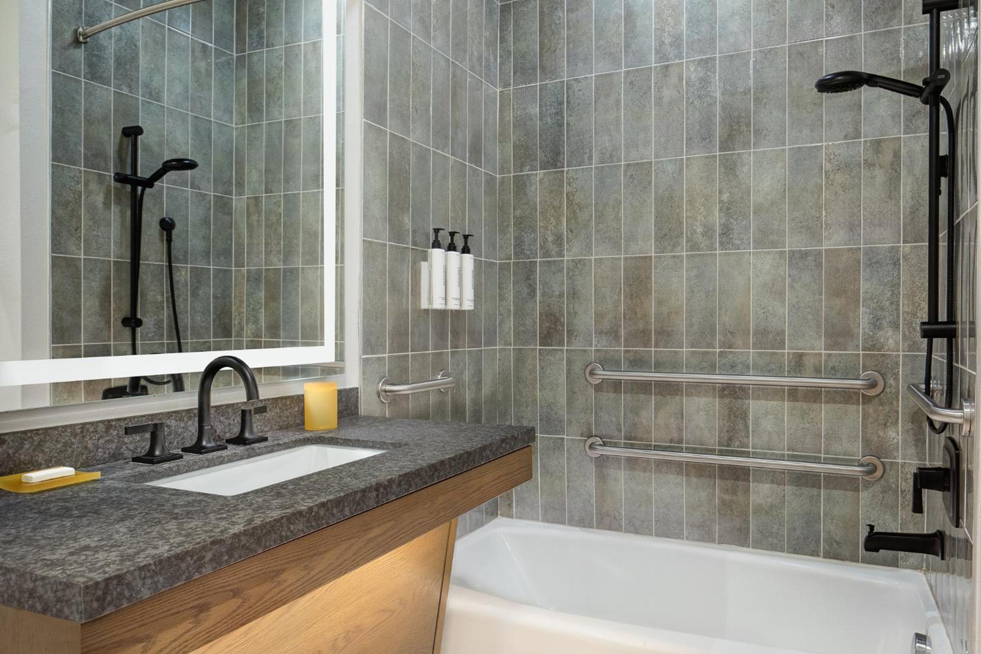 Standard King Room - Mobility/Hearing Accessible with Transfer Shower,1656207479:JPEG