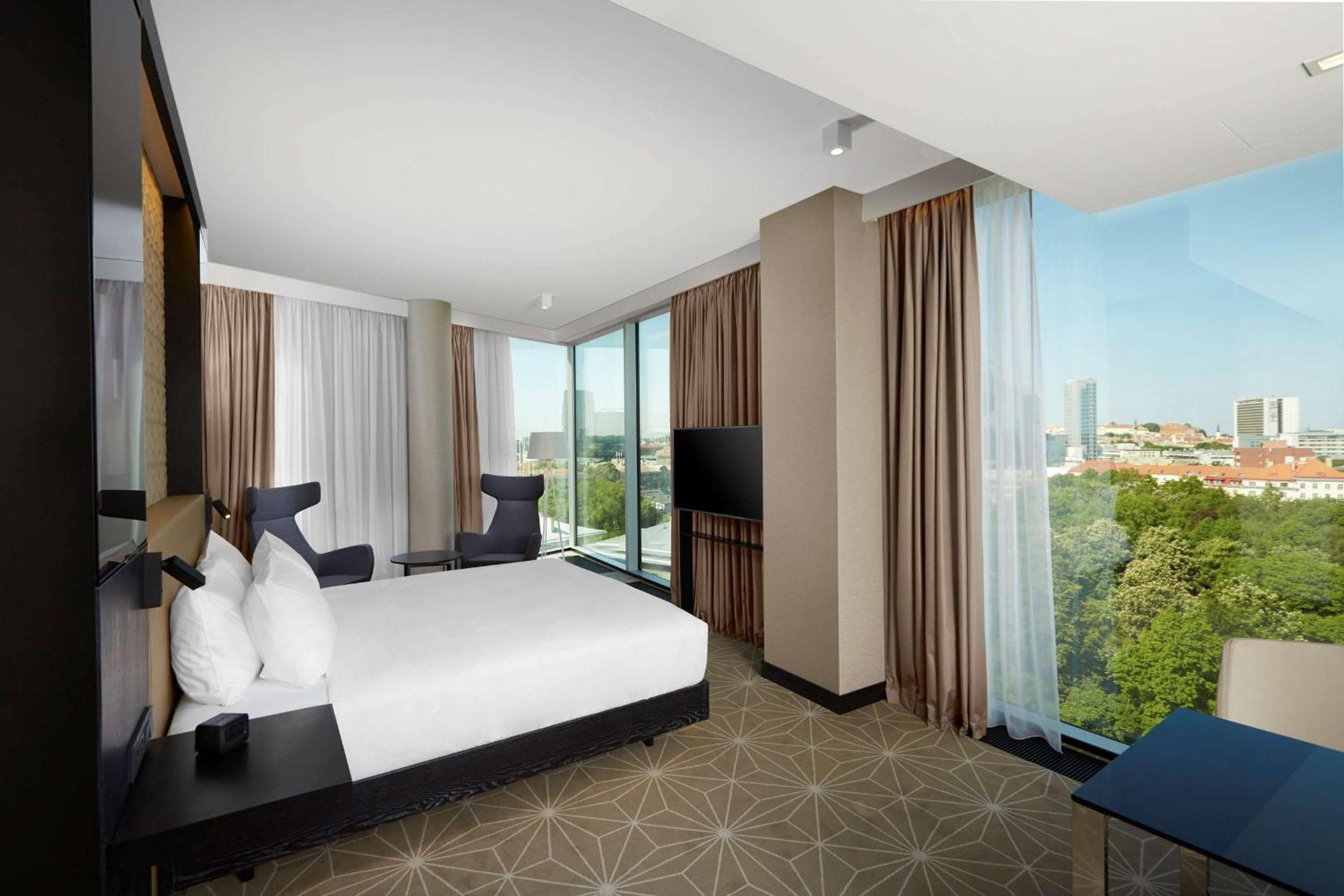 Corner Junior King Suite