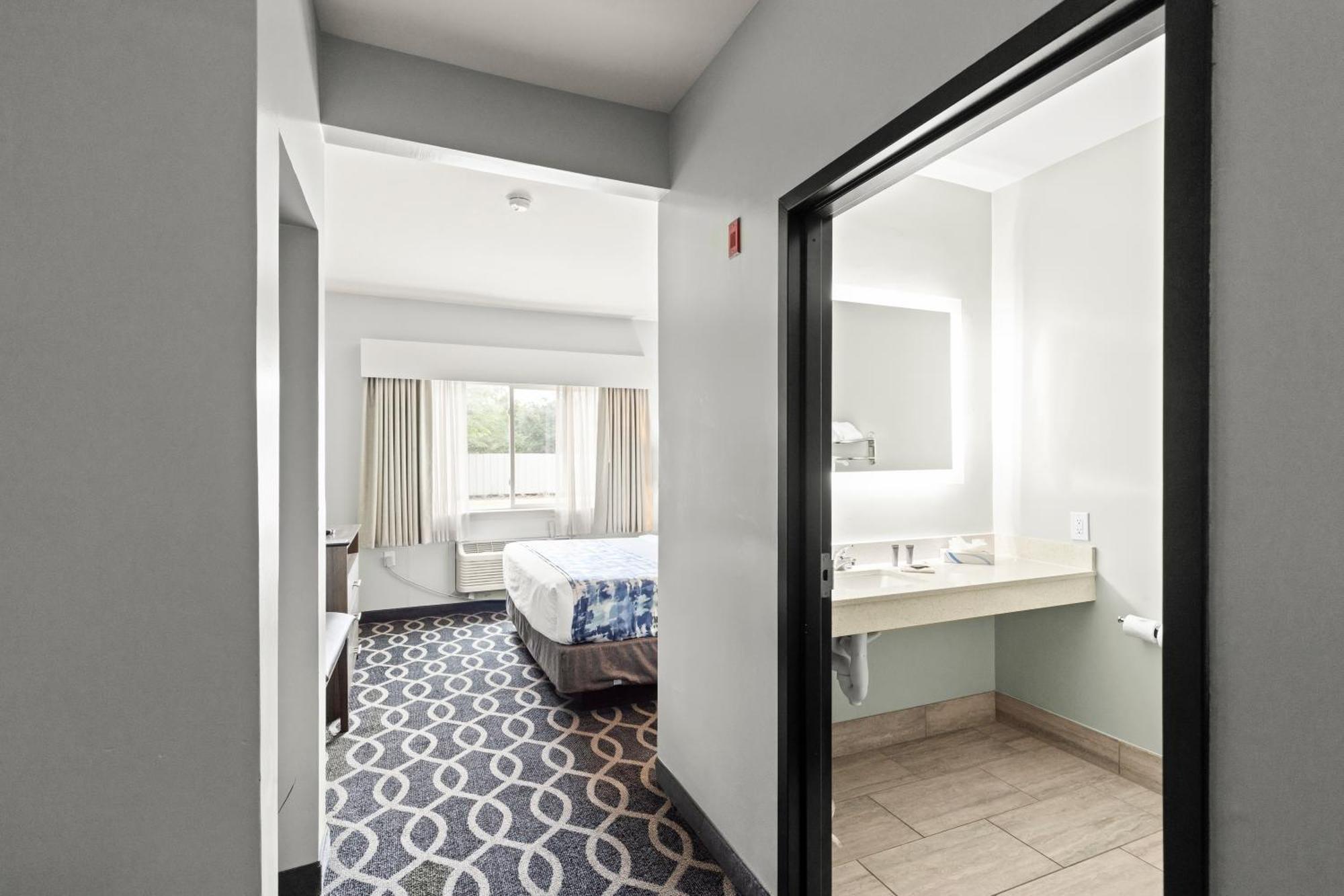 King Room with Mobility/Hearing Impaired Access Bathtub with Grab Bars - Non-Smoking
