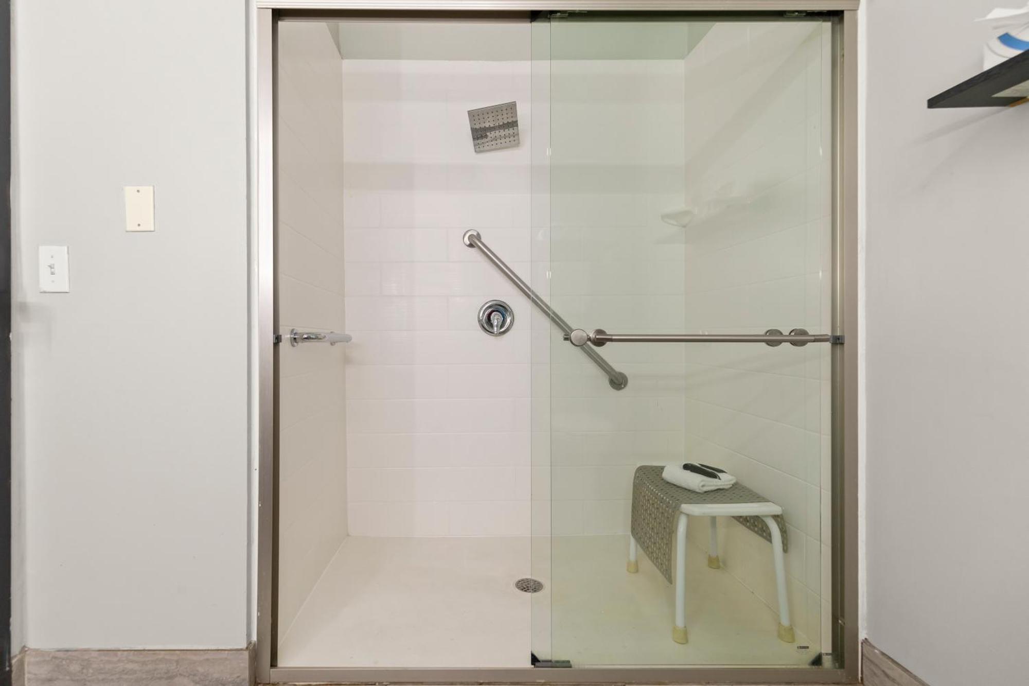 Queen Room Two Queen Beds Hearing Accessible Roll Shower Non-Smoking,1662421462:JPEG