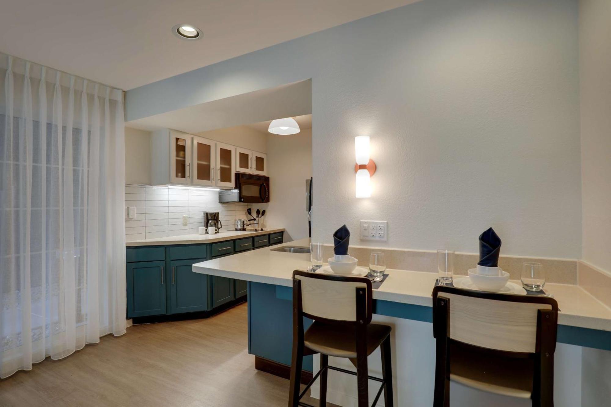 One-Bedroom Queen Suite,1664654587:JPEG