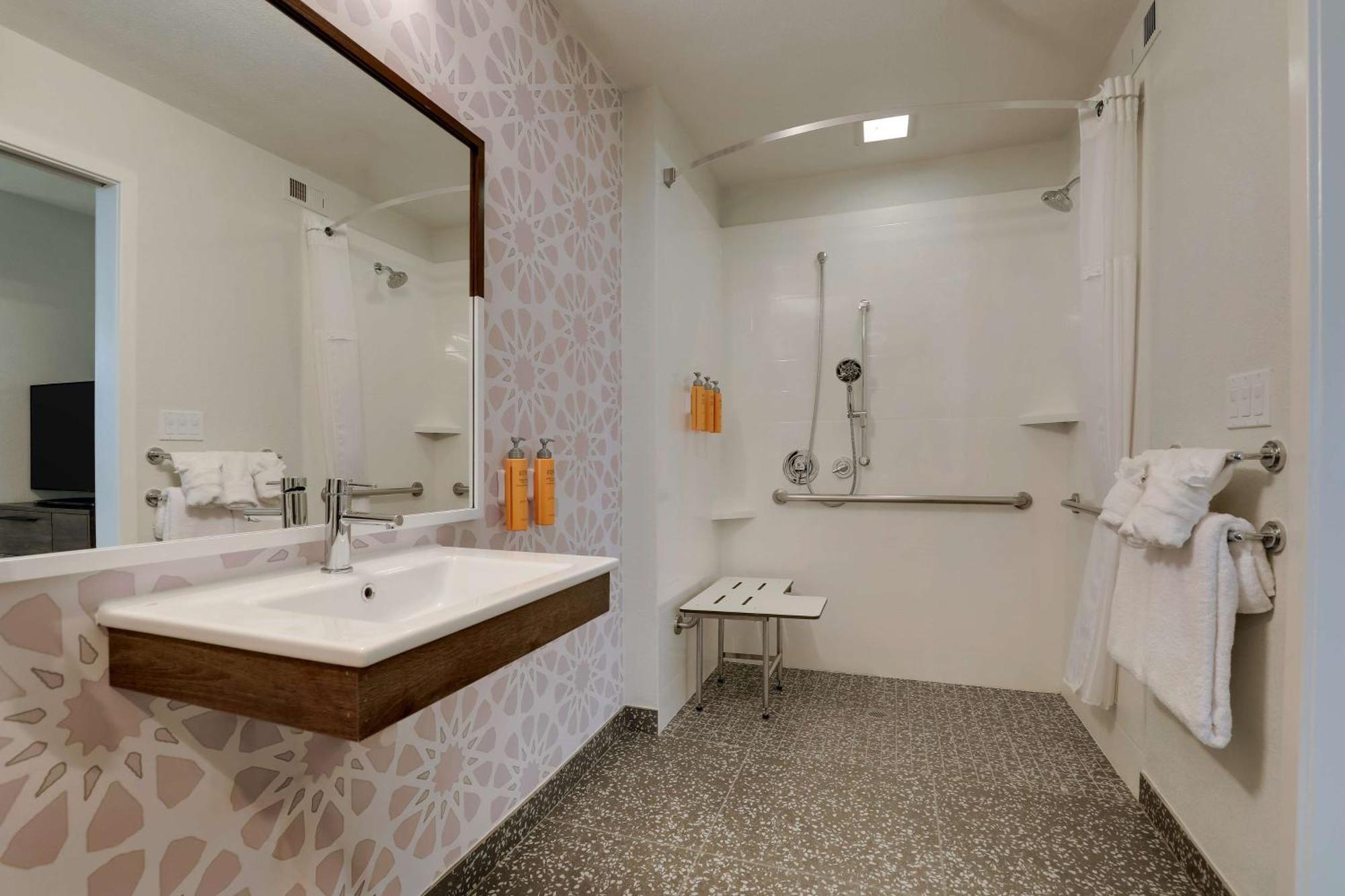 One-Bedroom Queen Suite with Roll-In Shower - Mobility Accessible,1664654600:JPEG