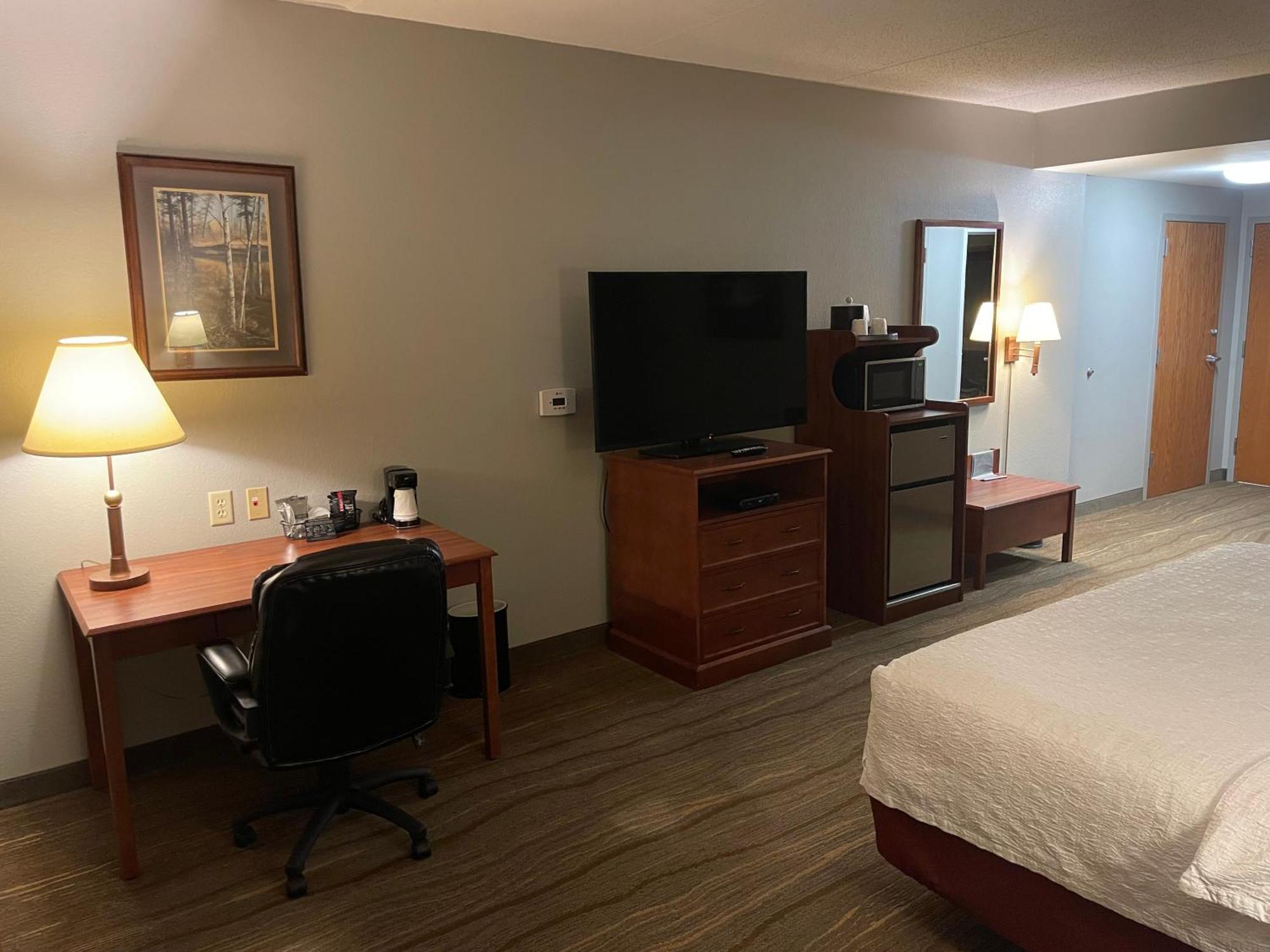 King Room with Tub w/Grab Bars and Lake View - Mobility/Hearing Accessible - Non-Smoking