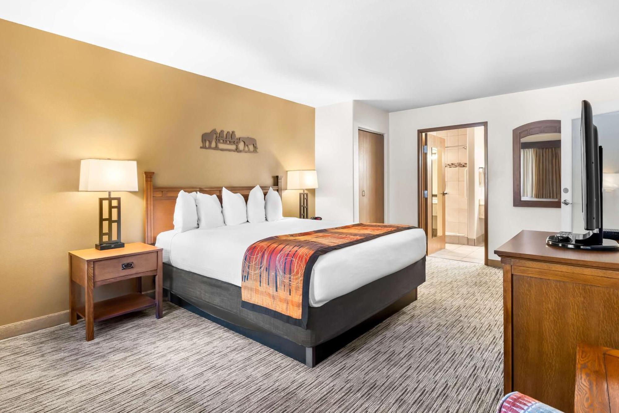 King Suite with Sofa Bed, Spa Bath and Wet Bar - Non-Smoking
