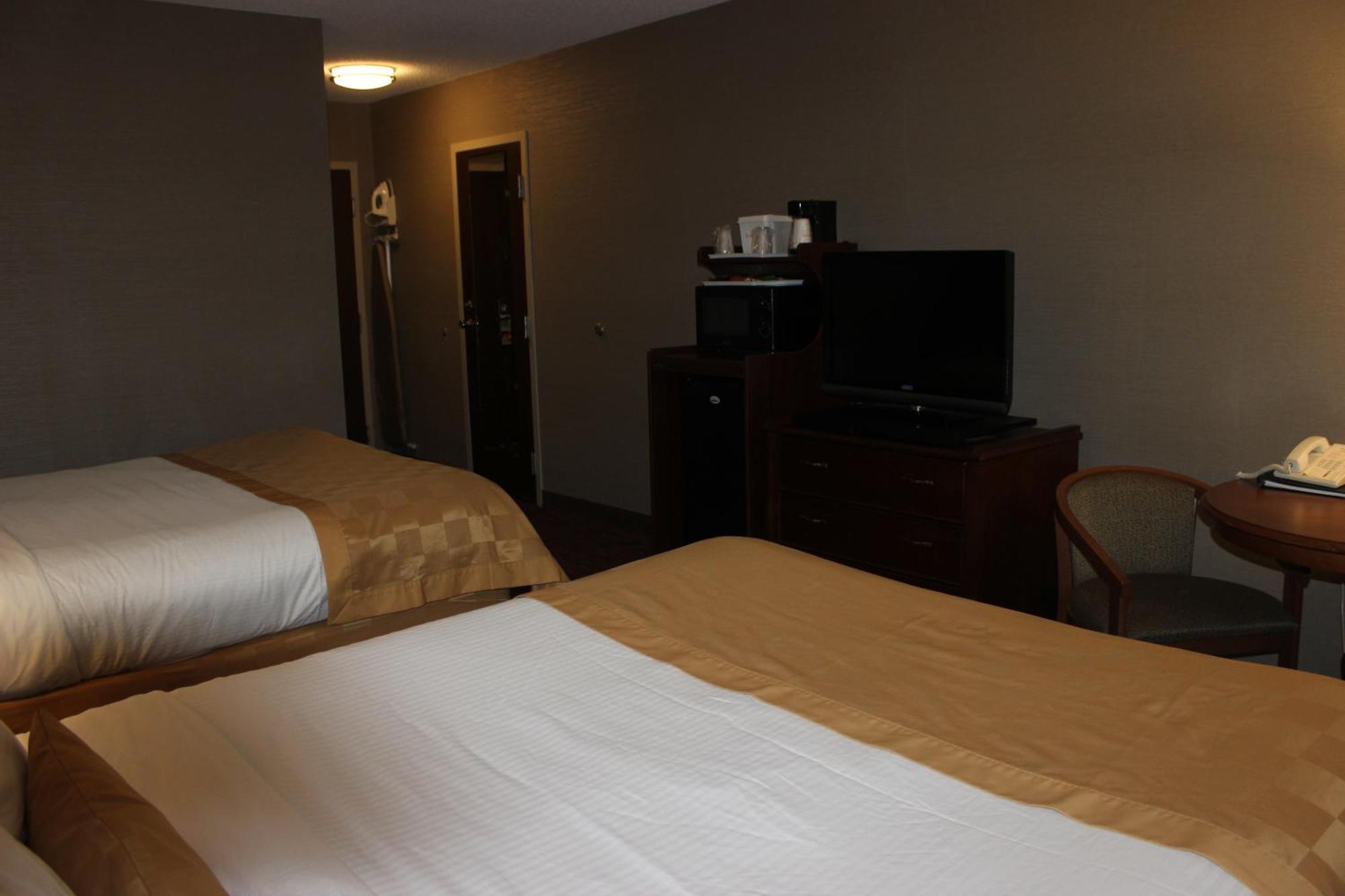 Queen Room with Two Queen Beds and Roll-in Shower - Mobility Accessible/Non-Smoking,1669847508:JPEG