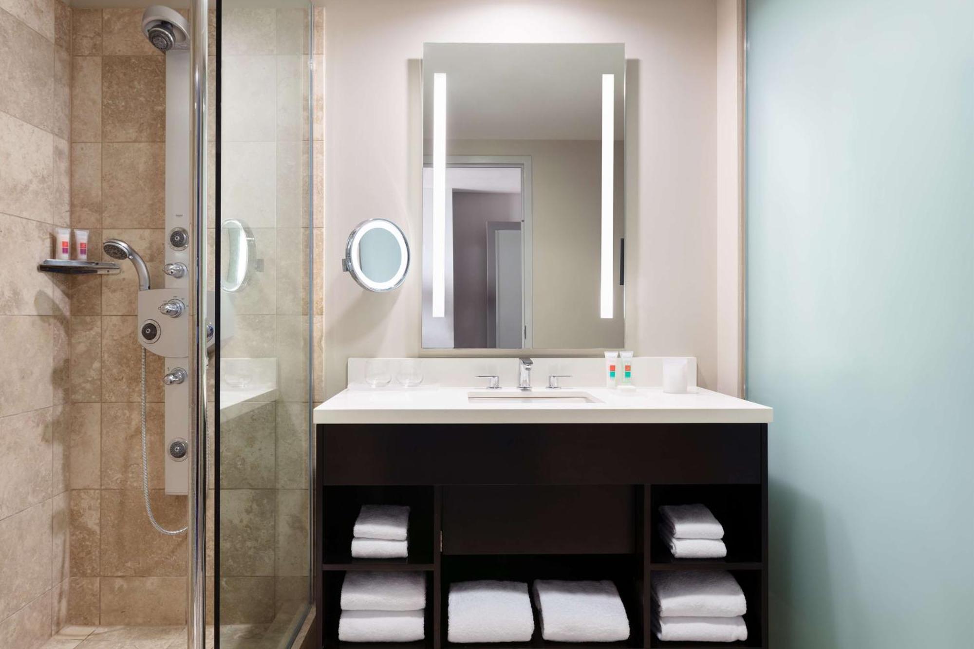 Deluxe King Room with Landmark View,1670704809:JPEG