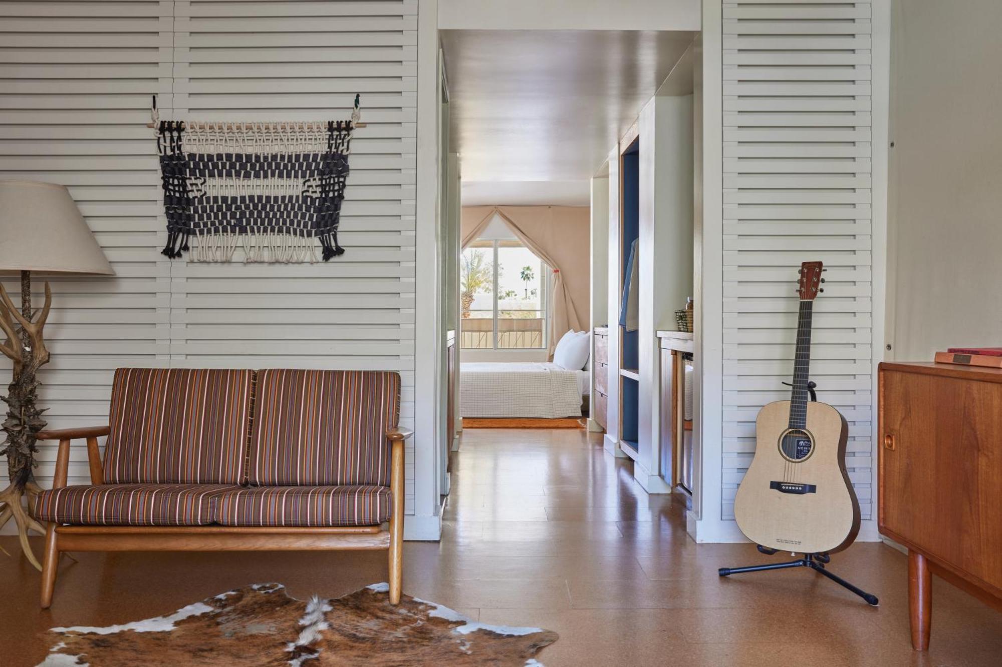 Simple Suite,1672567990:JPEG