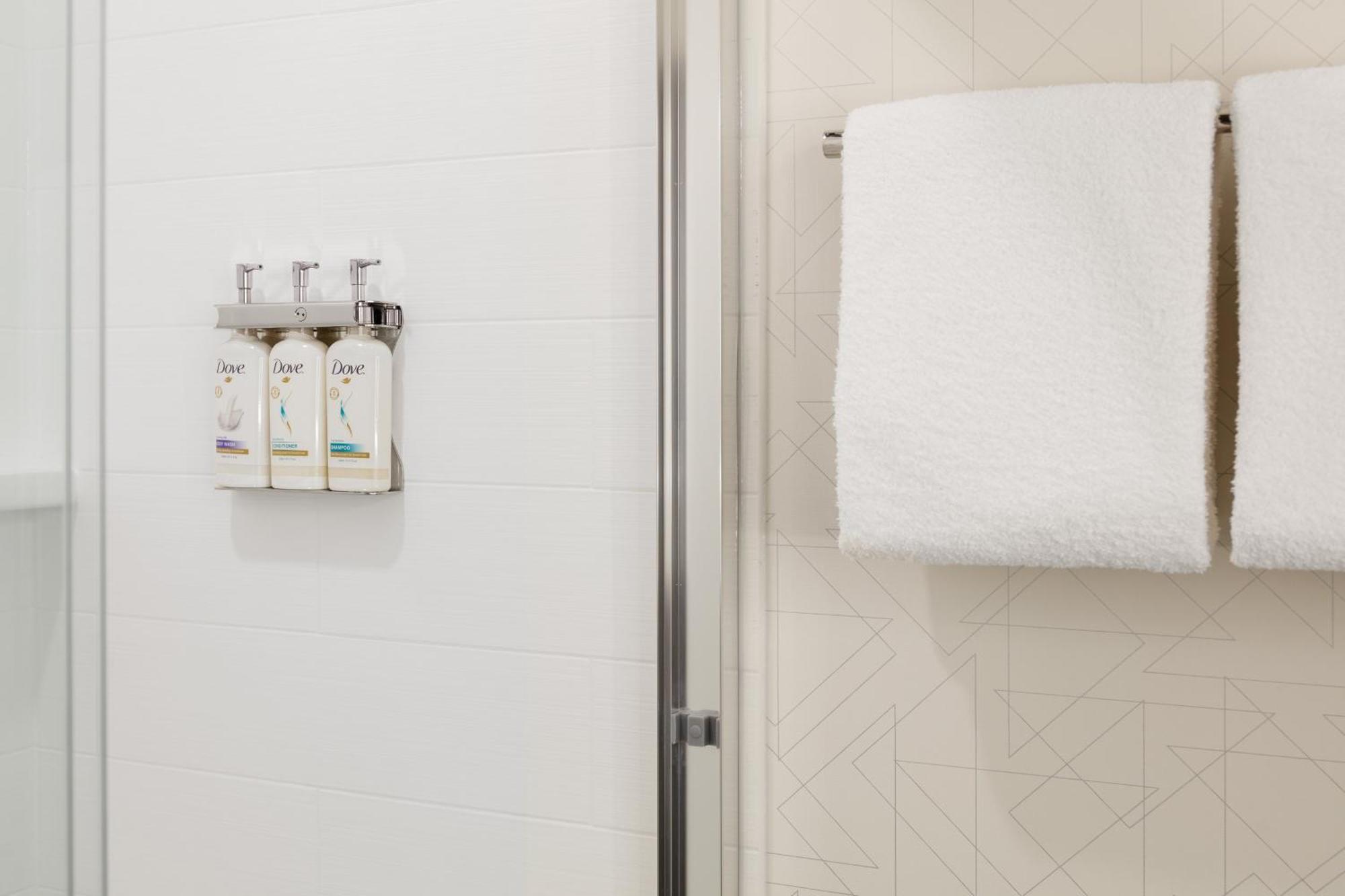 King Room - Mobility Access/Roll in Shower - Non-Smoking