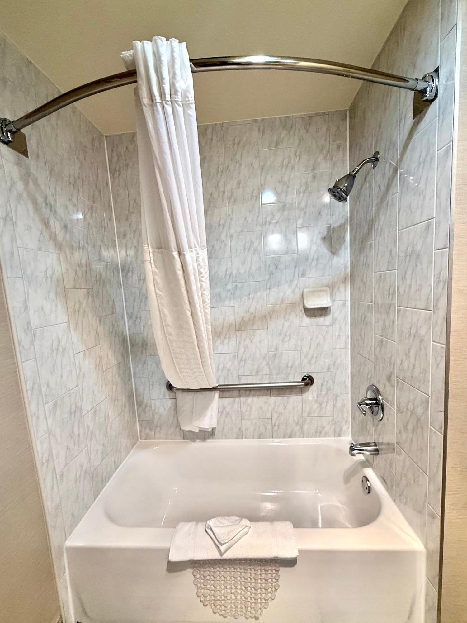 Queen Suite - Non-Smoking,1674702671:JPEG