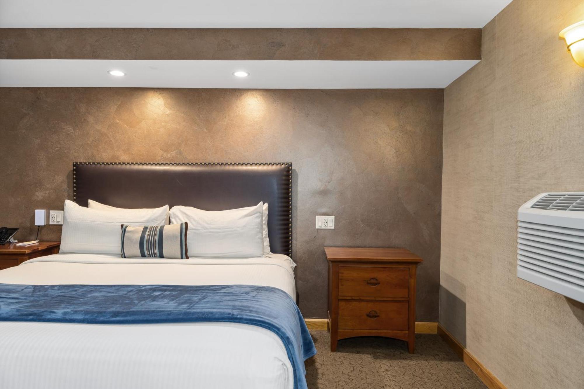 Villageside Accessible King Room,1681738390:JPEG
