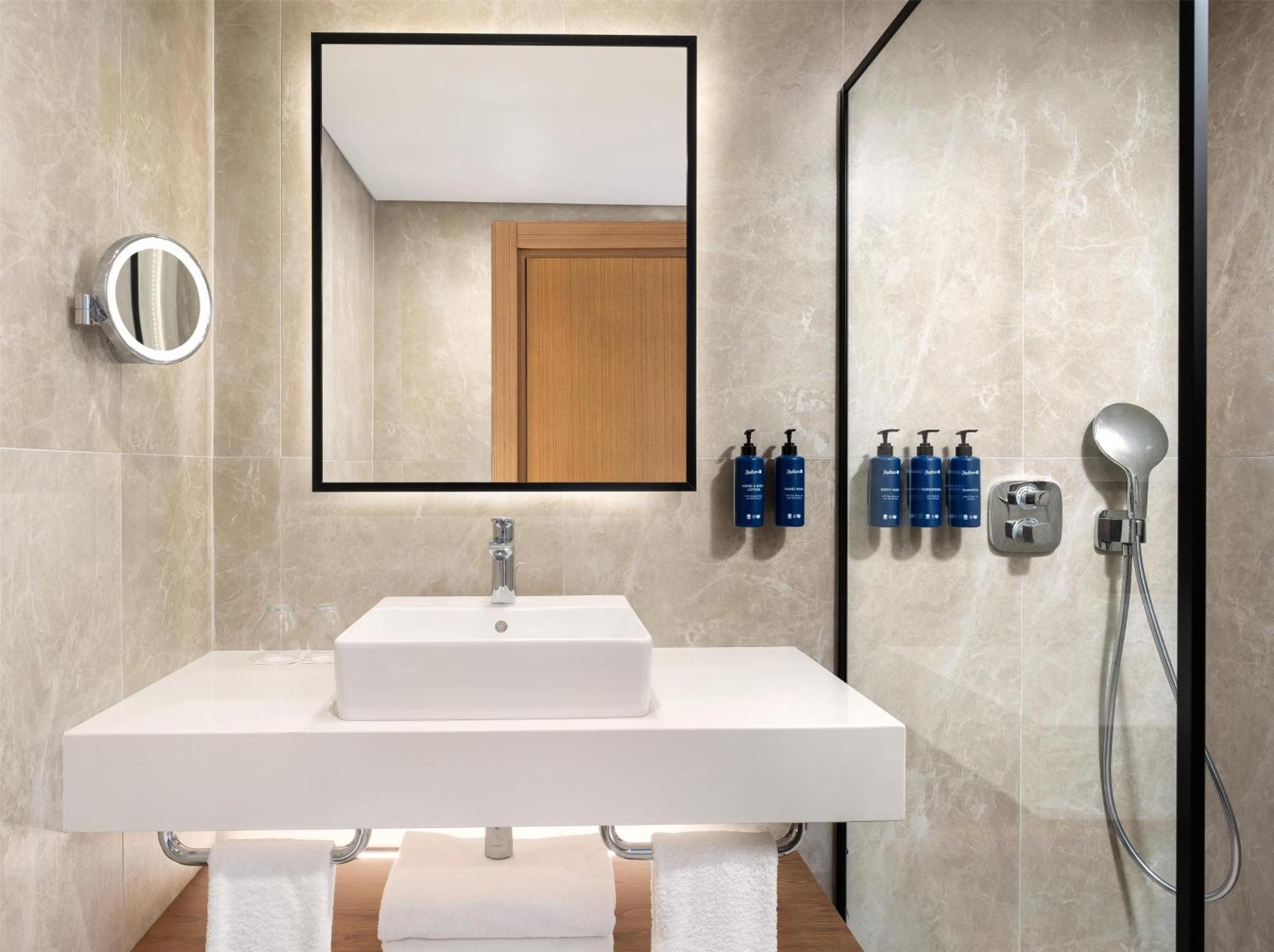 Premium Room with Balcony and Partial Sea View,1687458325:JPEG