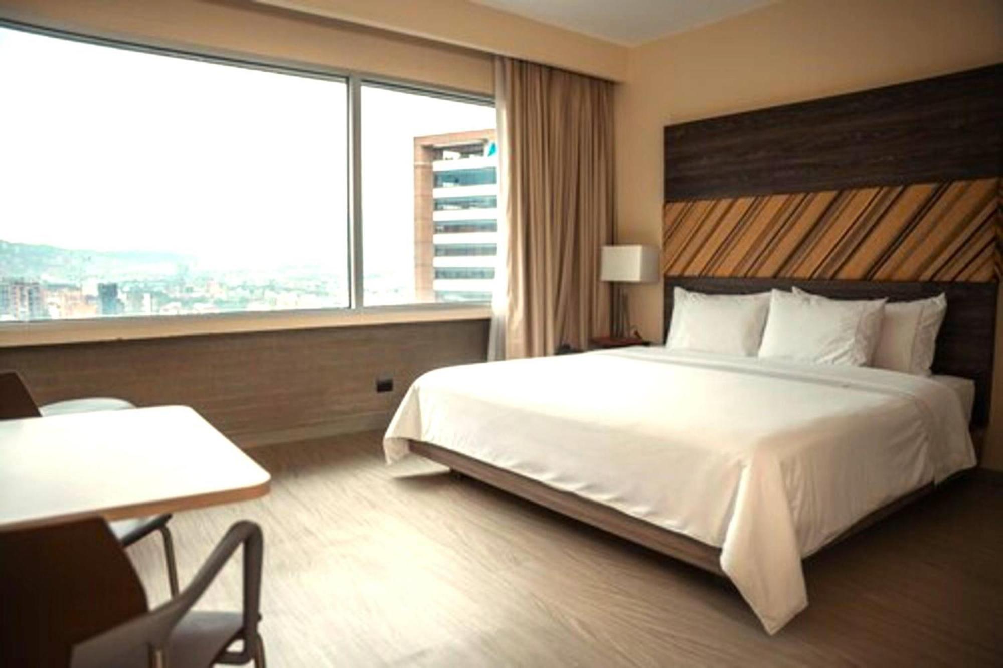 1 King Bed, Mobility Accessible