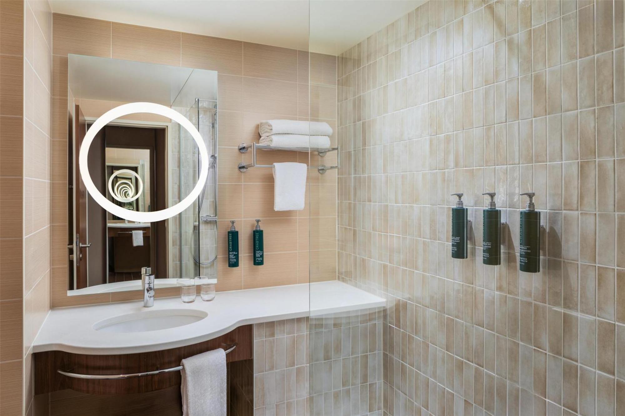 Queen Room,1695752574:JPEG