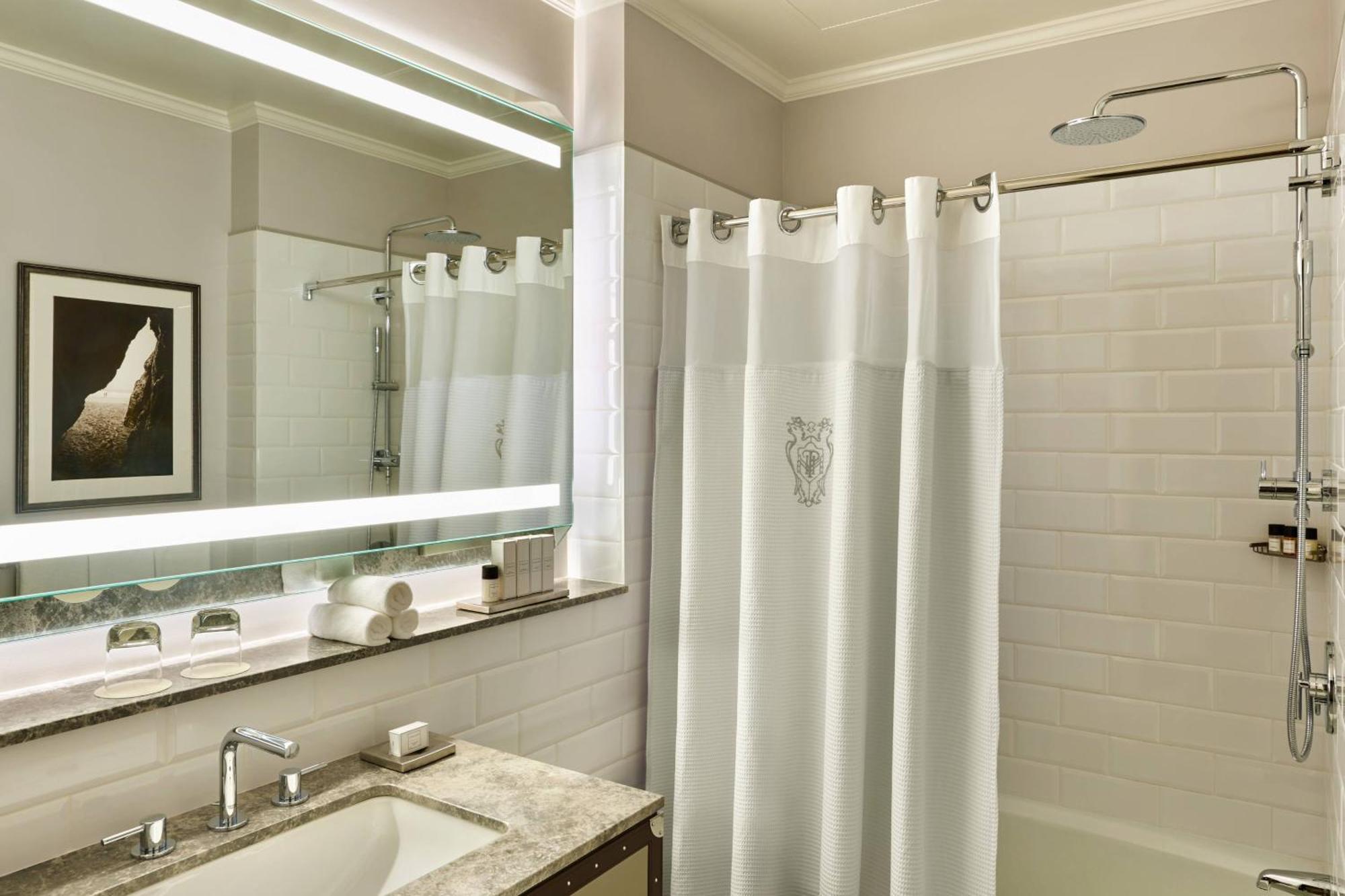 Grand Deluxe Room, Larger Guest room, 1 King, City view,1697820295:JPEG