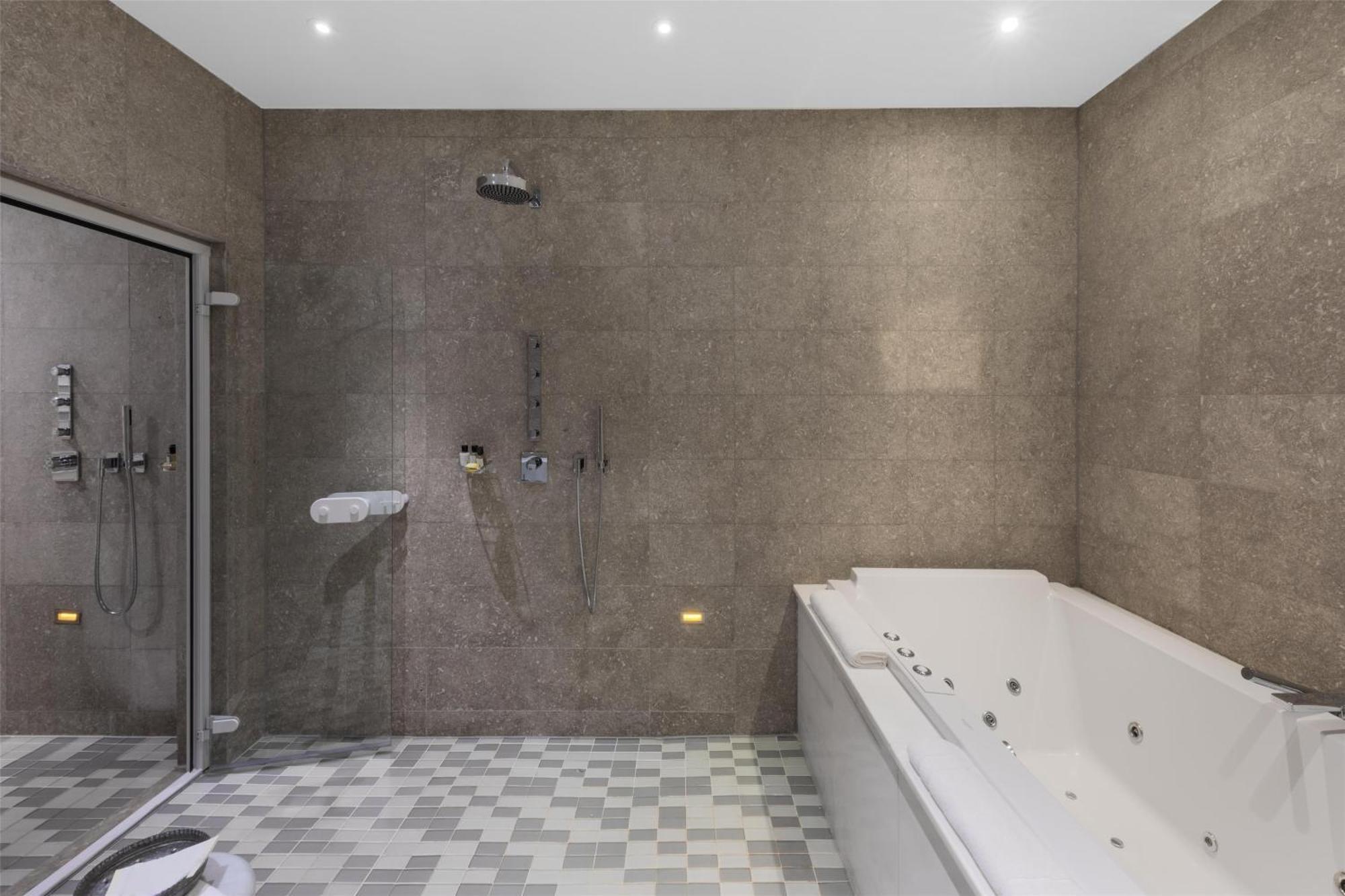 Executive Suite,1697849995:JPEG