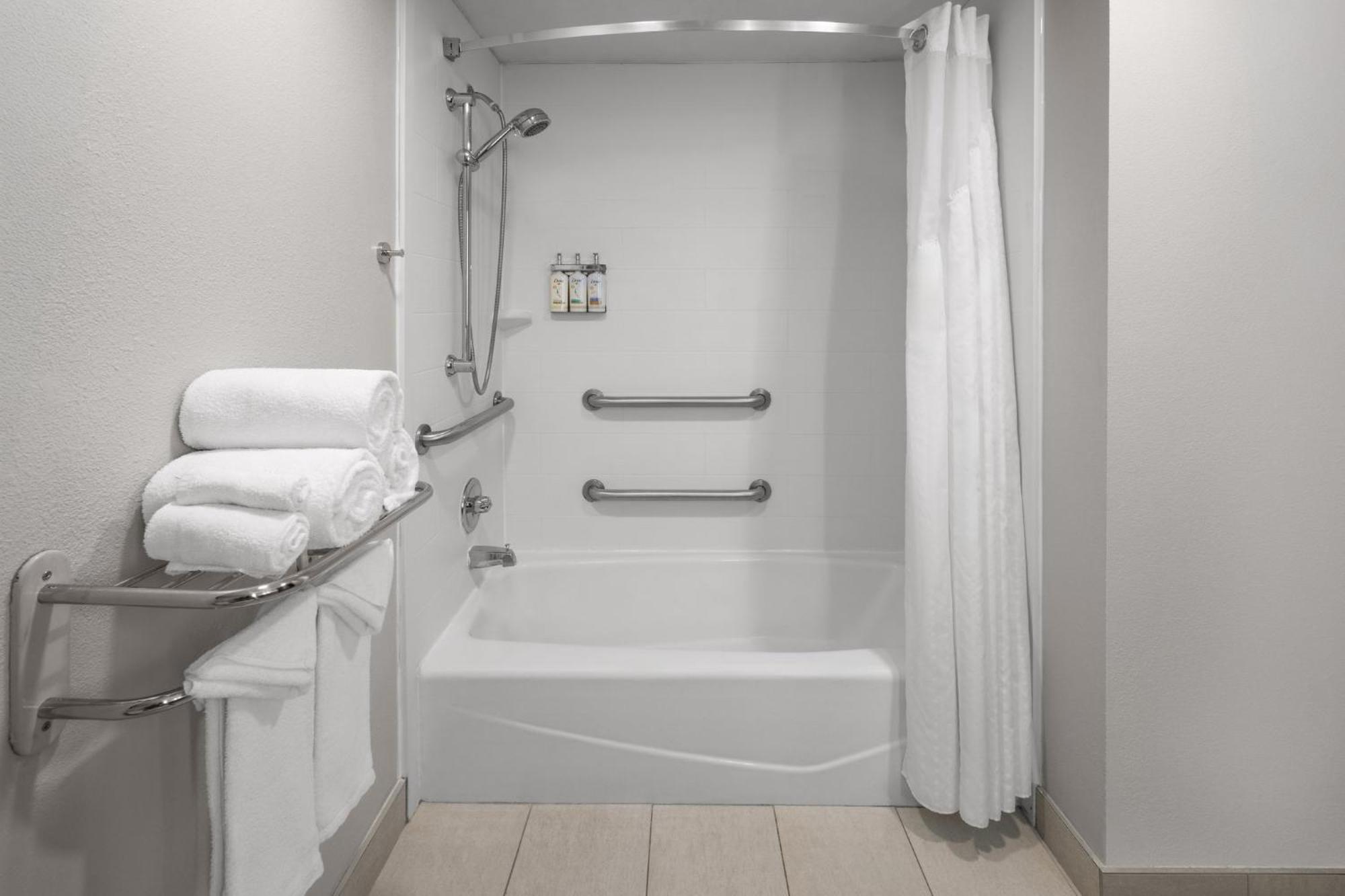Queen Room Two Queen Beds Mobility Accessible Tub,1697905904:JPEG