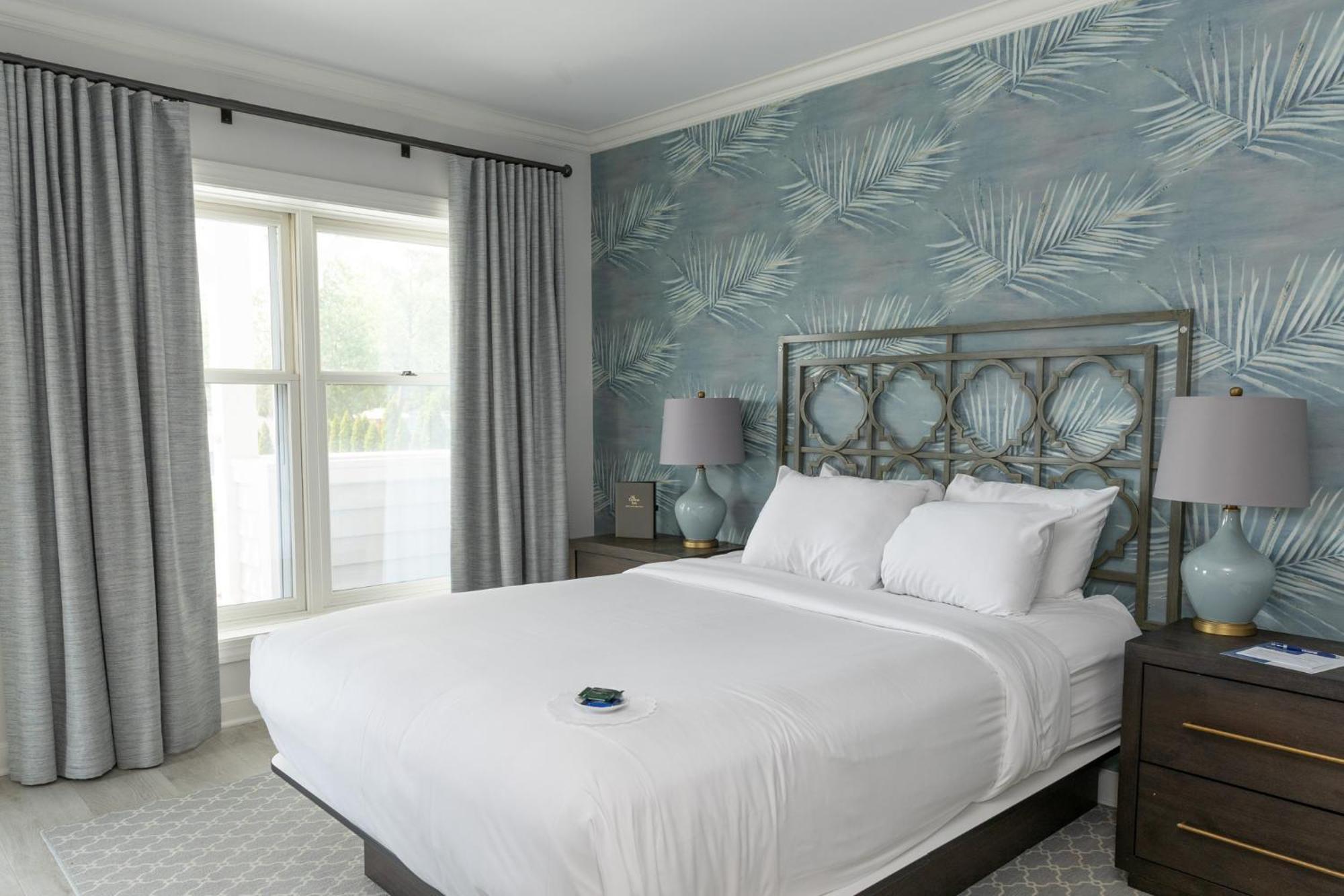 Deluxe Non- Lakeview Queen Room with Balcony,1698136706:JPEG