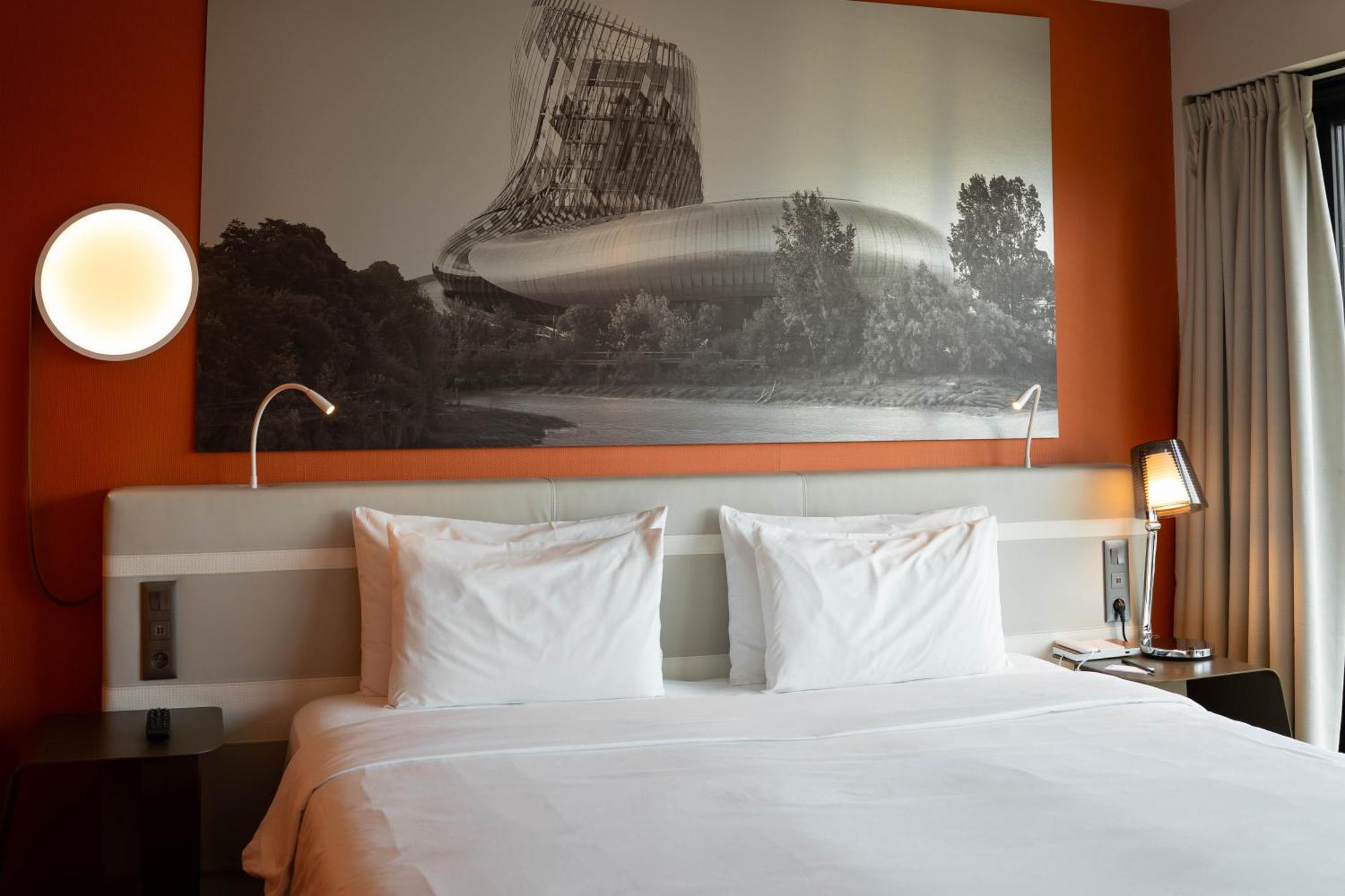 Corner Room with View,1698343234:JPEG