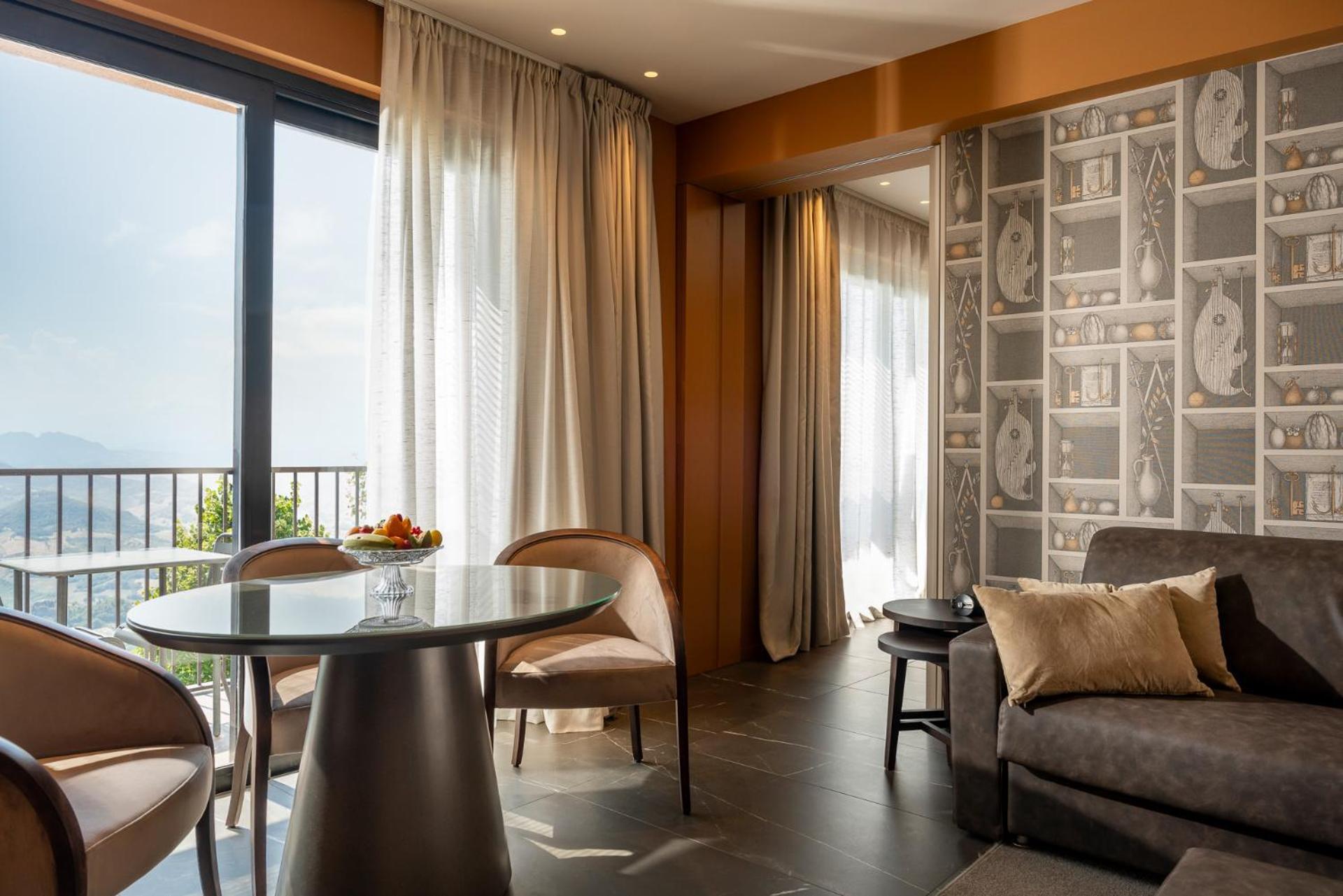 Executive Suite,1698857394:JPEG