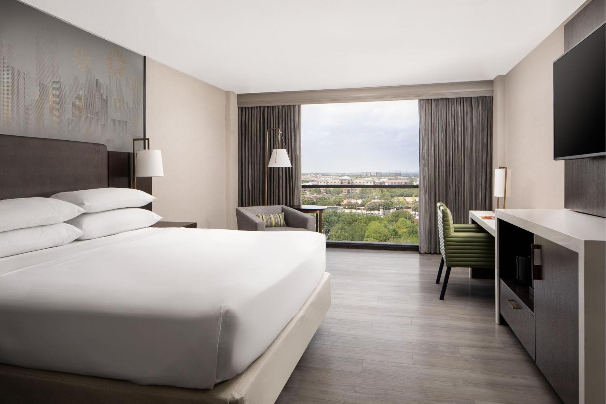 King Room Top Floor or M Club Lounge Access,1552179289:JPEG