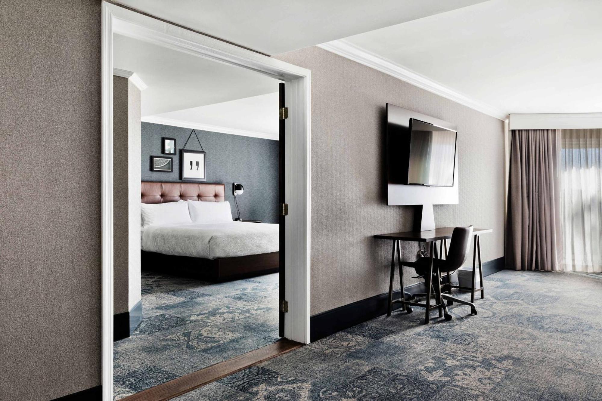 1 Bedroom Suite 1 King Alternate sofa bed Mobility & Hearing Accessible w or Roll Shower,1632235190:JPEG