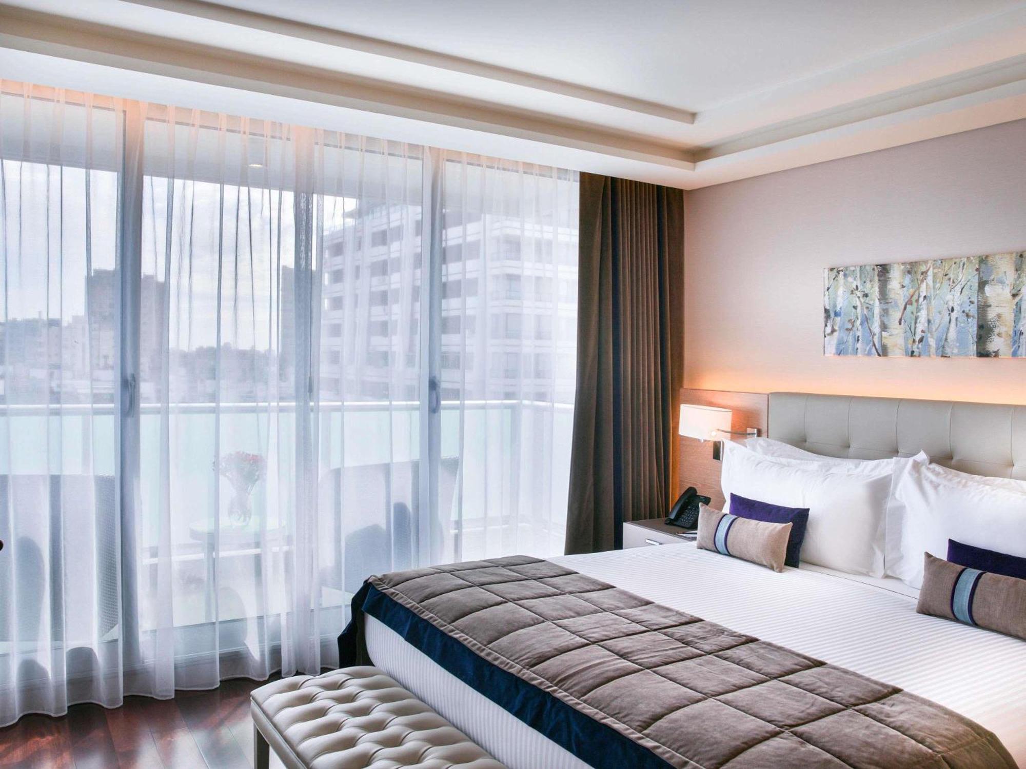 Deluxe King Room with Balcony,1714100485:JPEG