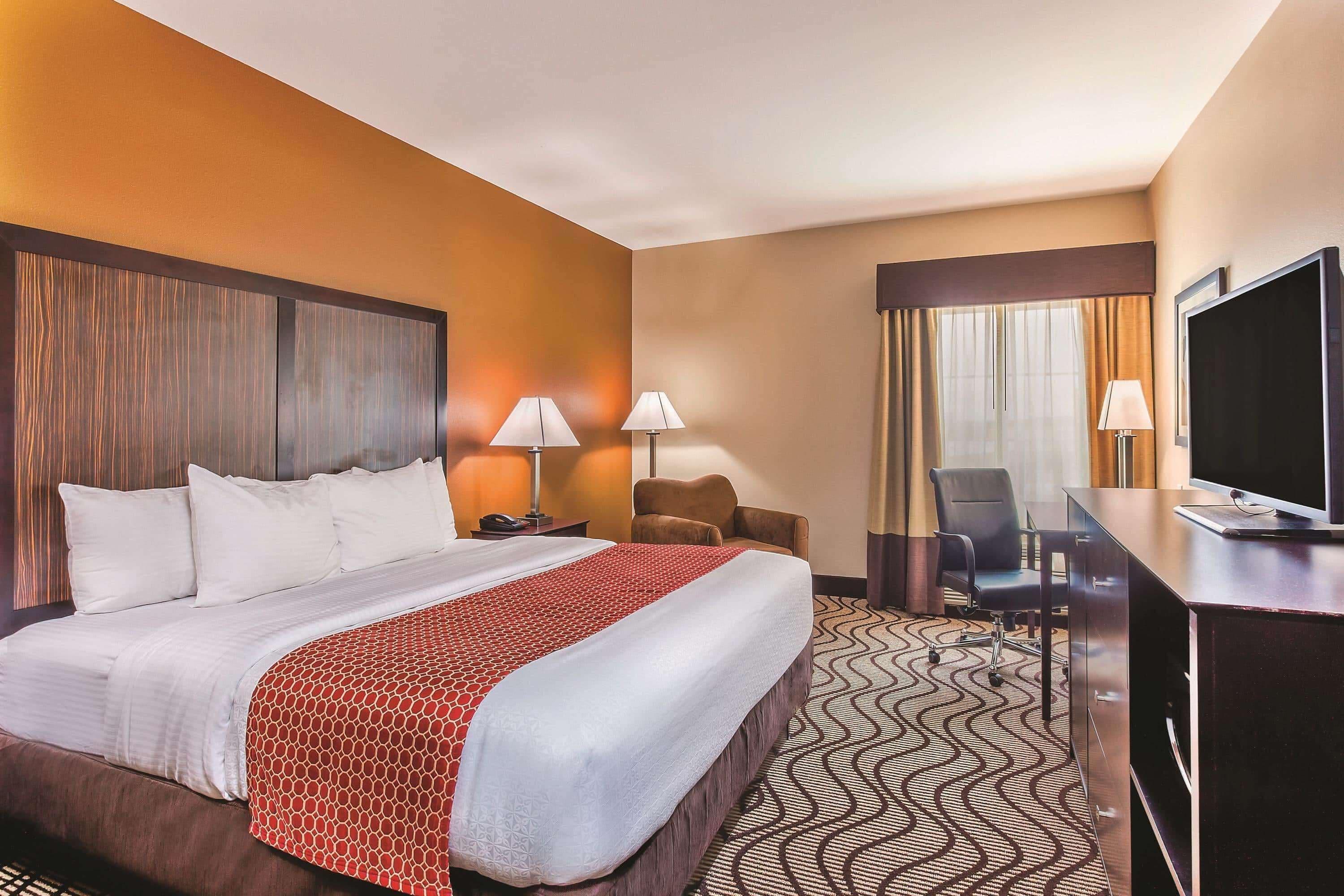 King Room with Bath Tub - Mobility Accessible/Non-Smoking
