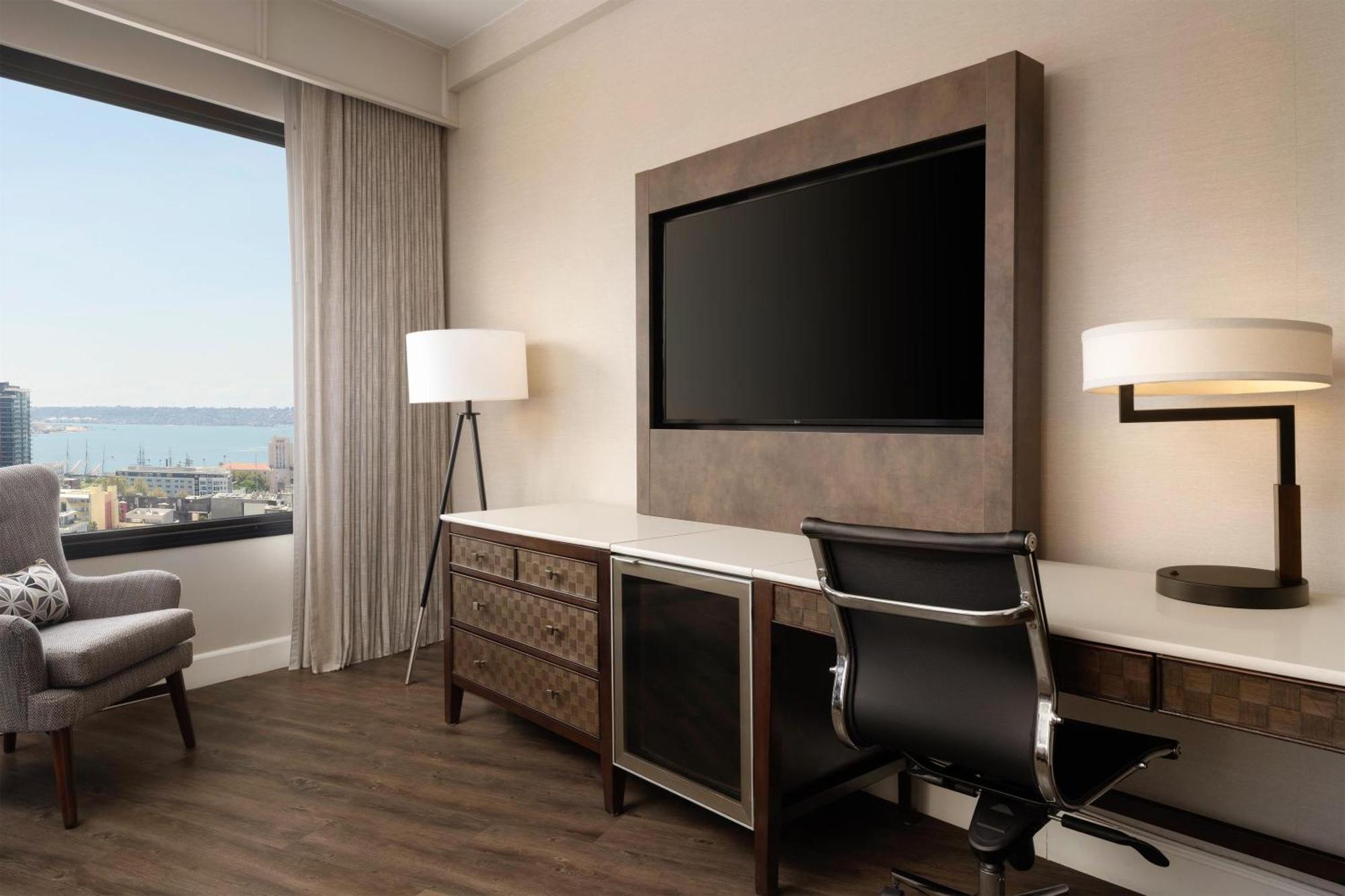 King Room with Bay View - Top Floor/Non-Smoking,1722912423:JPEG