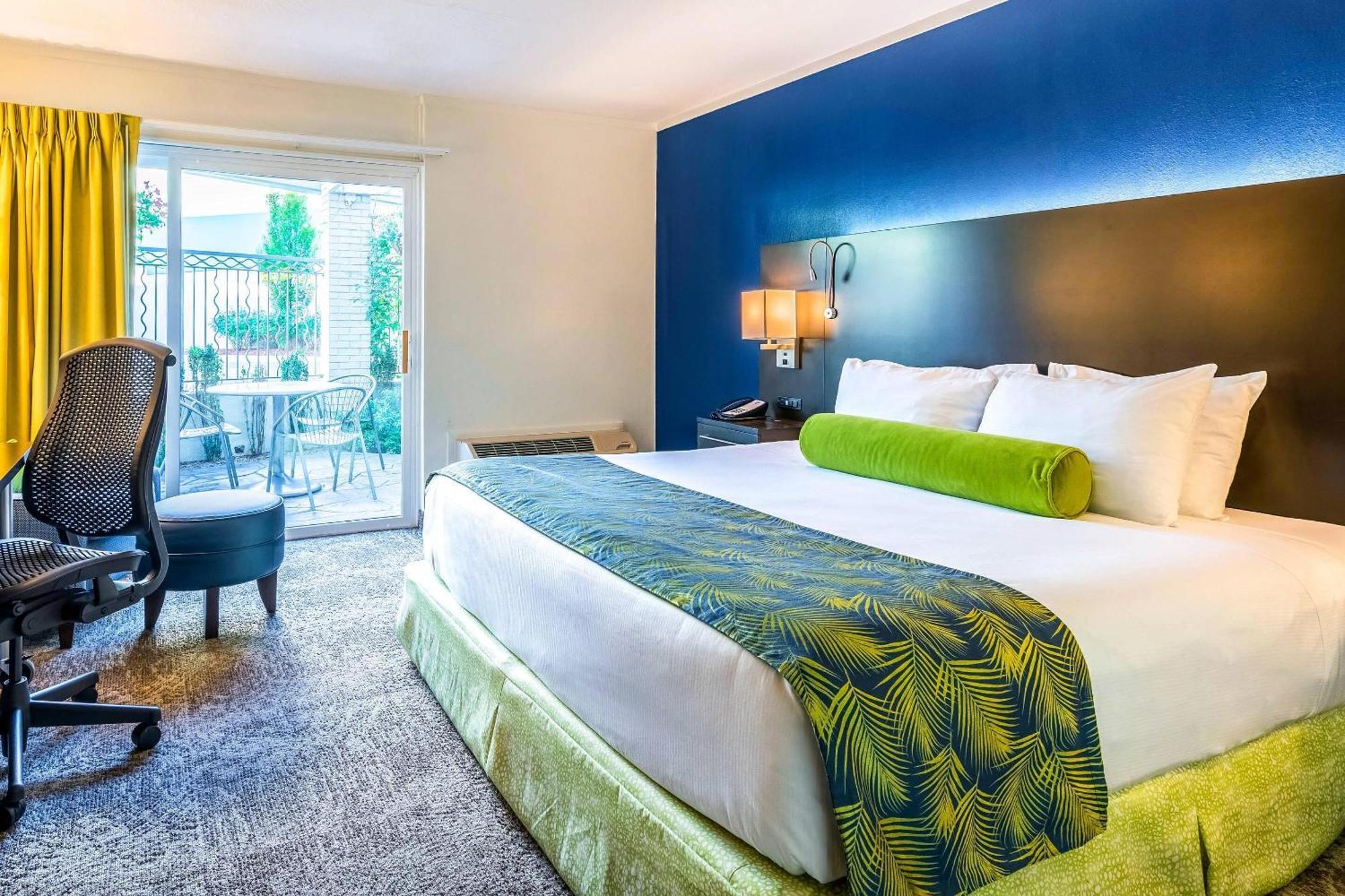 King Room with Courtyard View - Non-Smoking,1722924958:JPEG