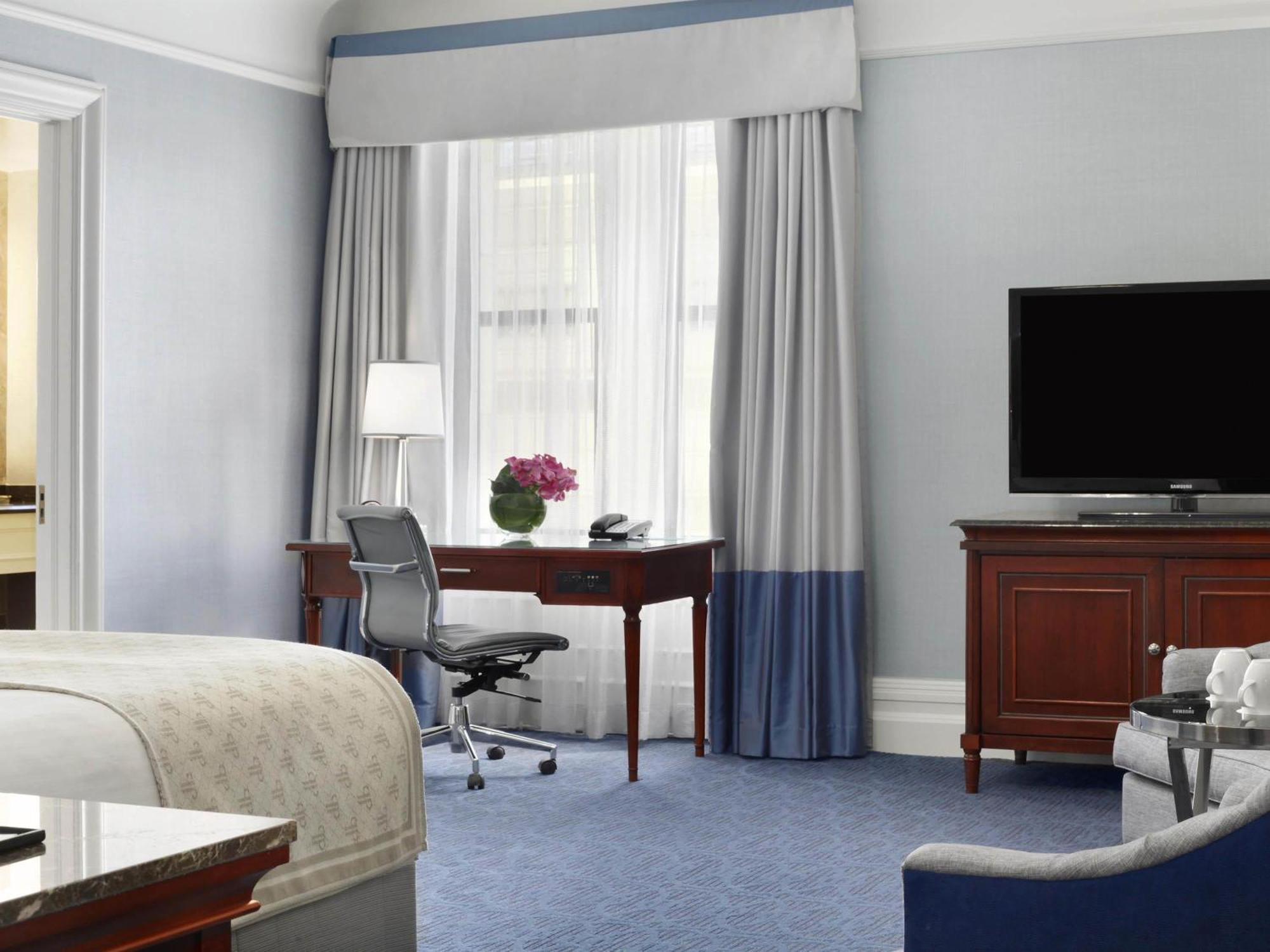 Deluxe king bed room,780065343:JPEG